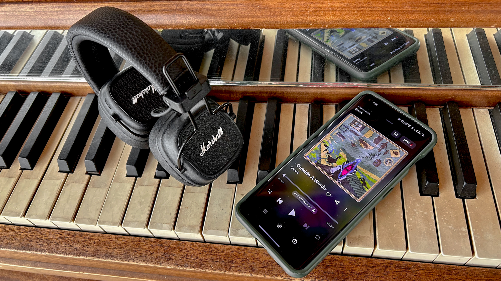 אוזניות Marshall Major V על קלידי פסנתר עם מכשיר חכם