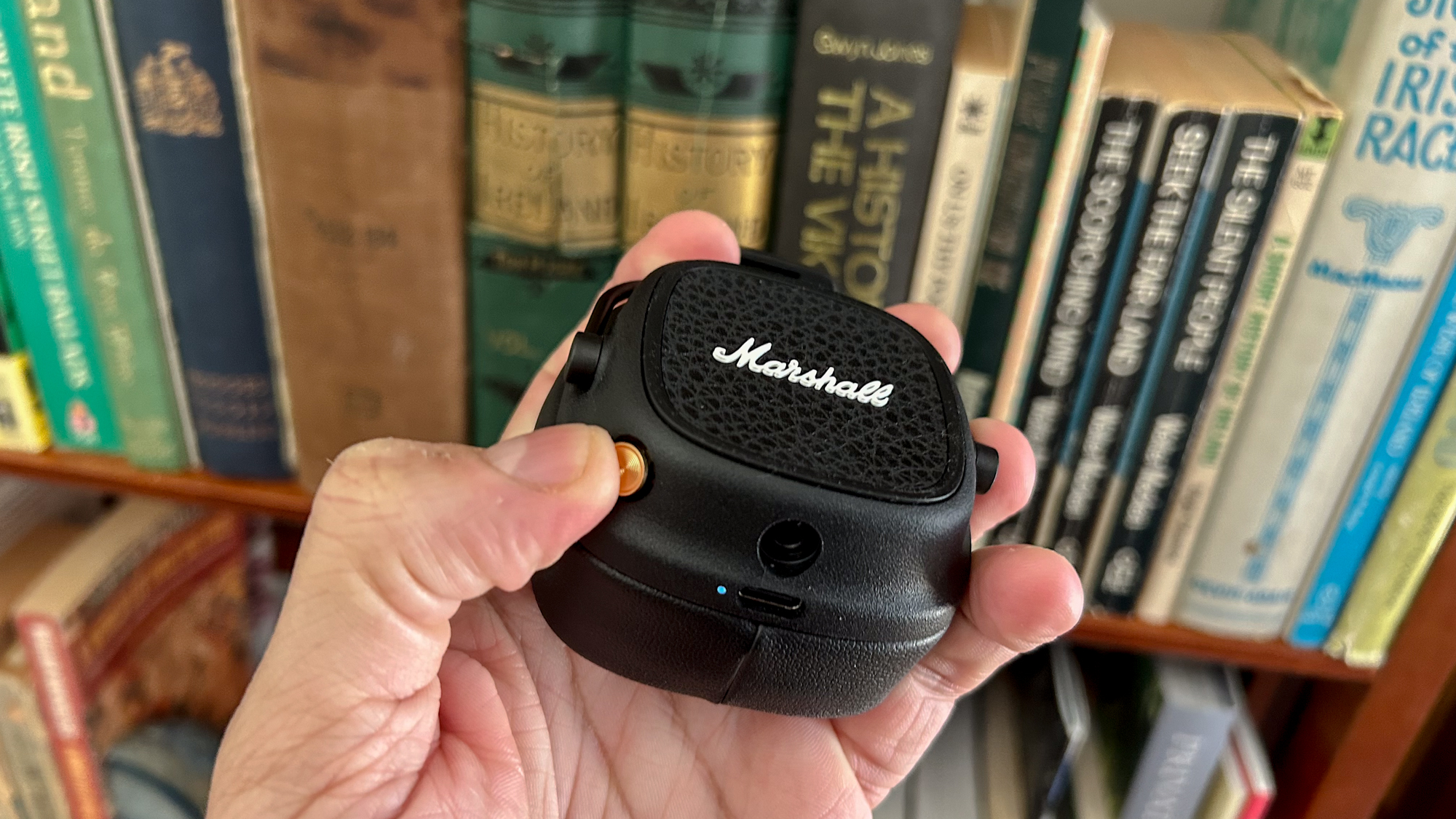 אוזניות Marshall Major V מציגות את כפתור השליטה