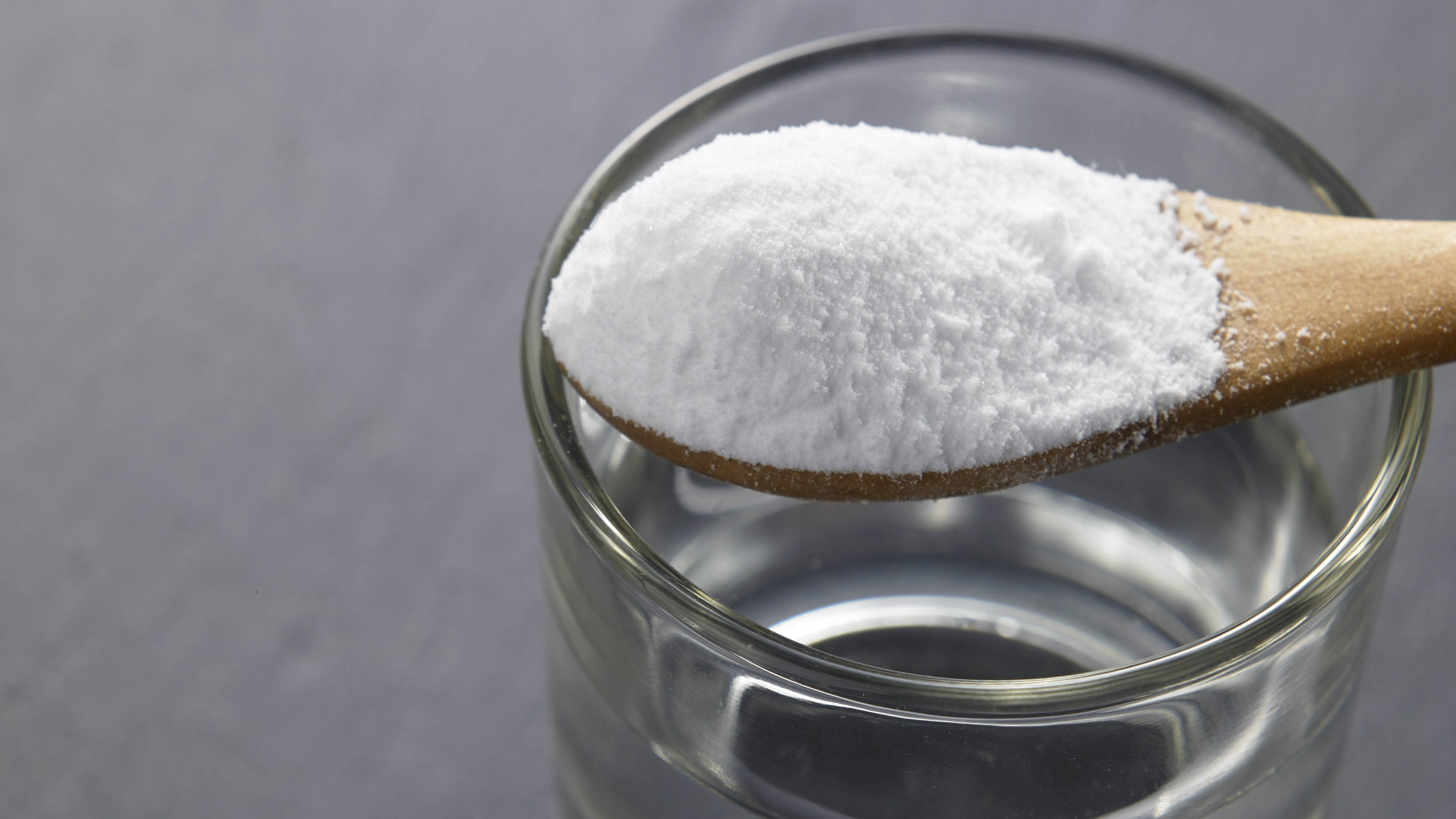 סודה לשתייה ומים בכוס