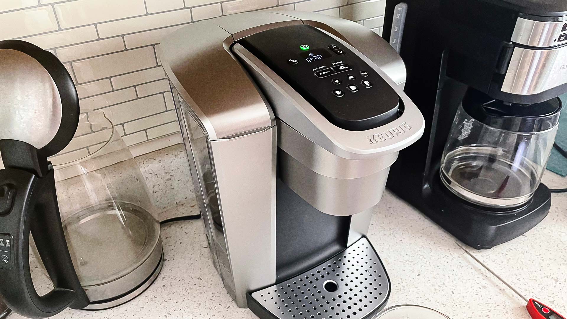 Keurig K-Elite על השיש במטבח