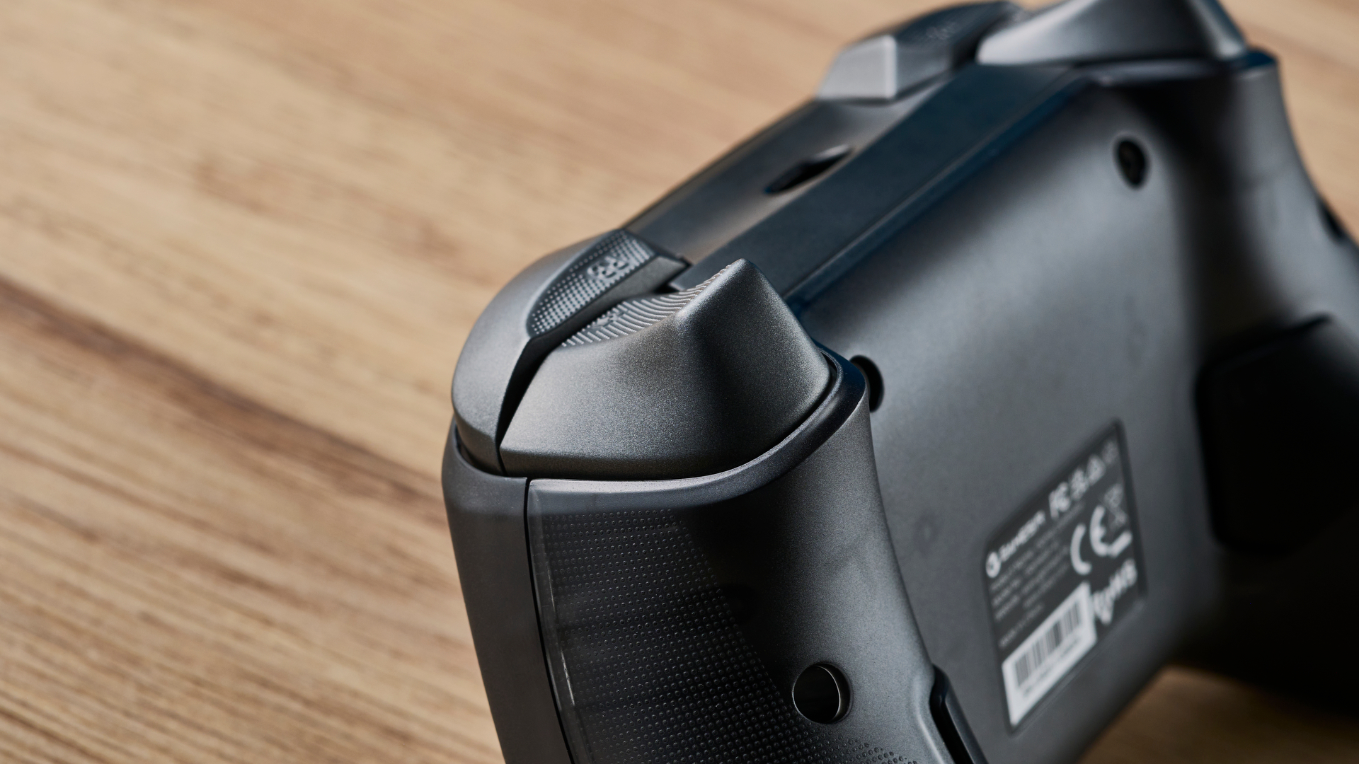 בקר ה-Xbox/PC המחווט של GameSir Kaleid.  התמונה היא תקריב של ההדק השמאלי והפגושים.