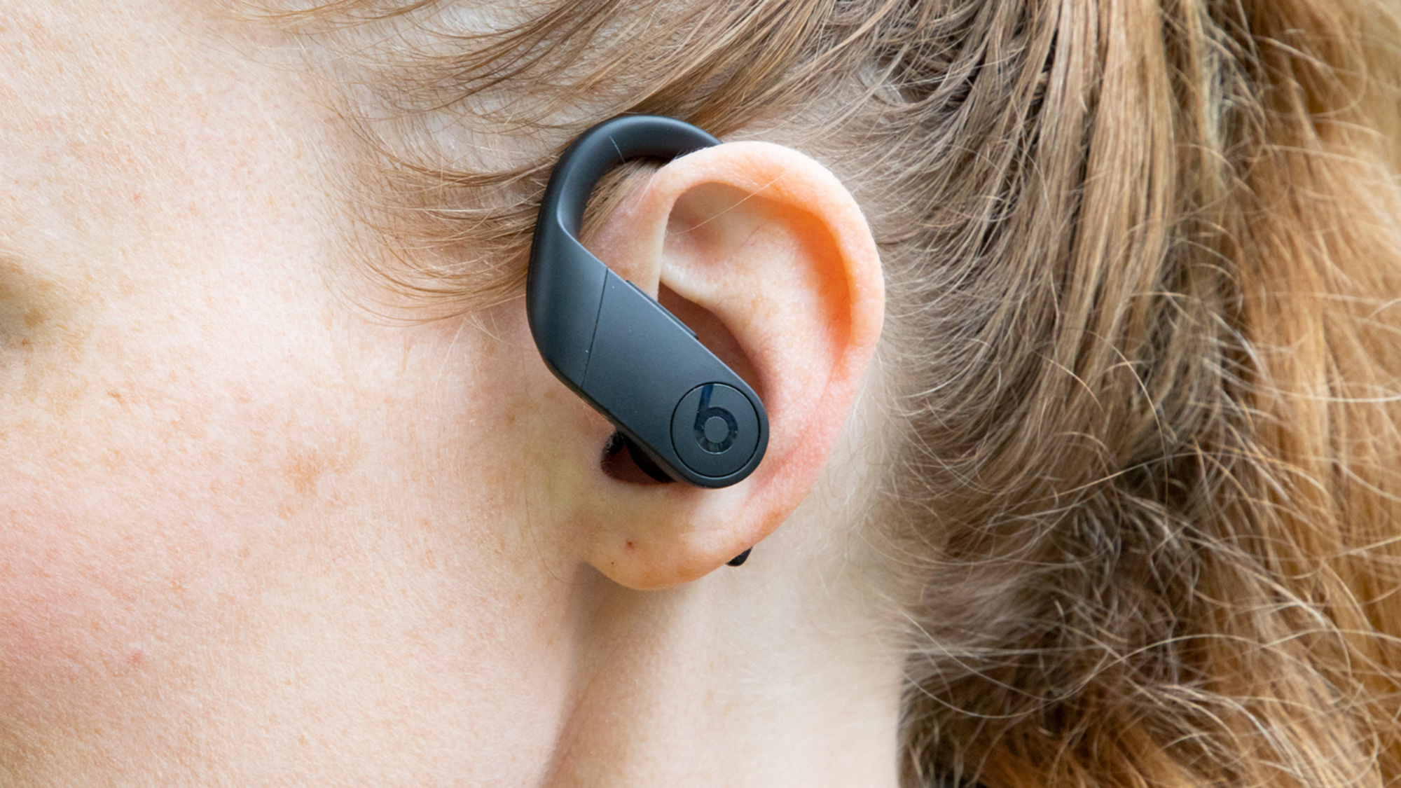 אדם לובש את Beats Powerbeats Pro