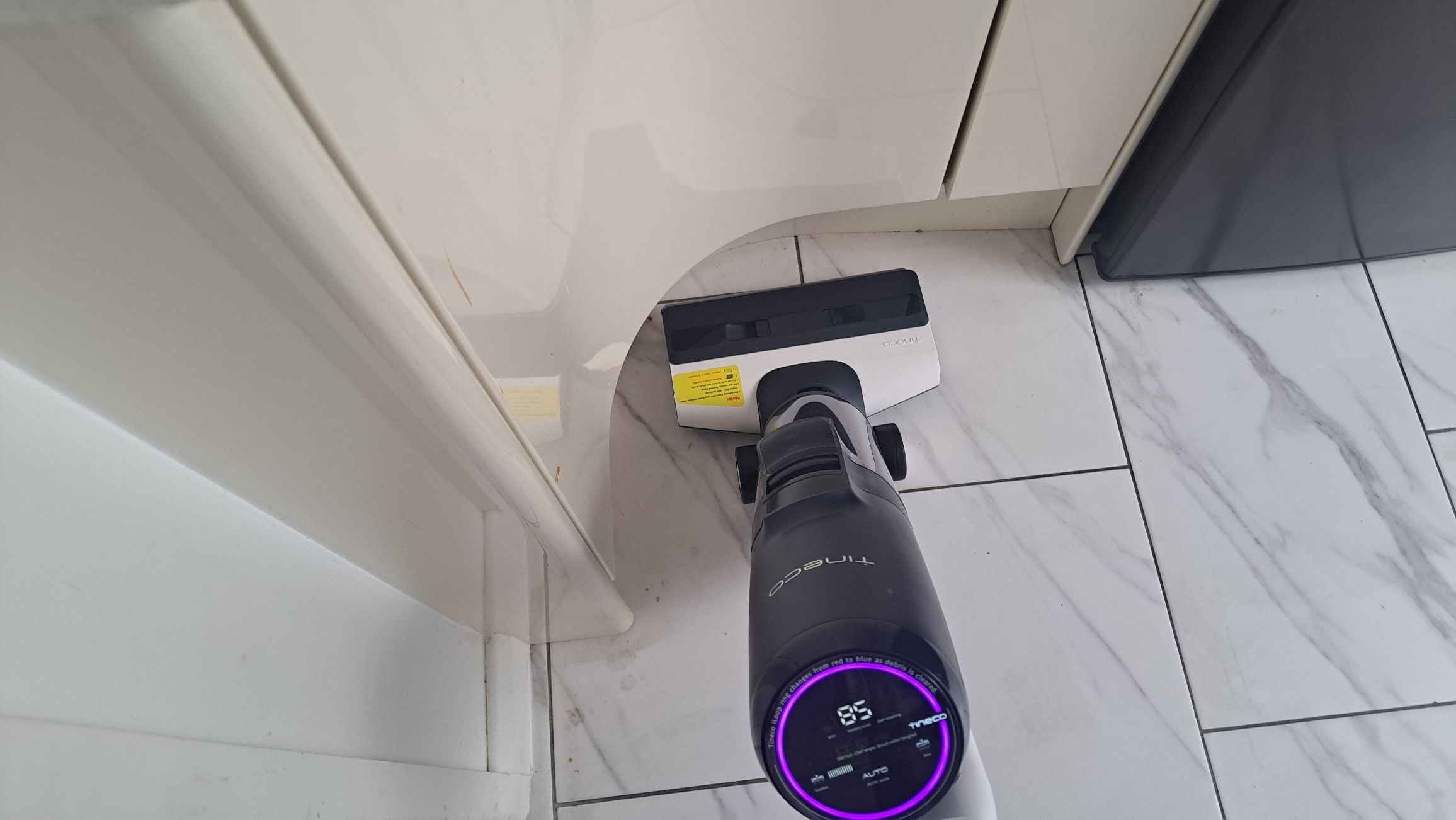 שואב אבק רטוב-יבש אלחוטי Tineco Floor One S5 Extreme Smart באזור מסובך