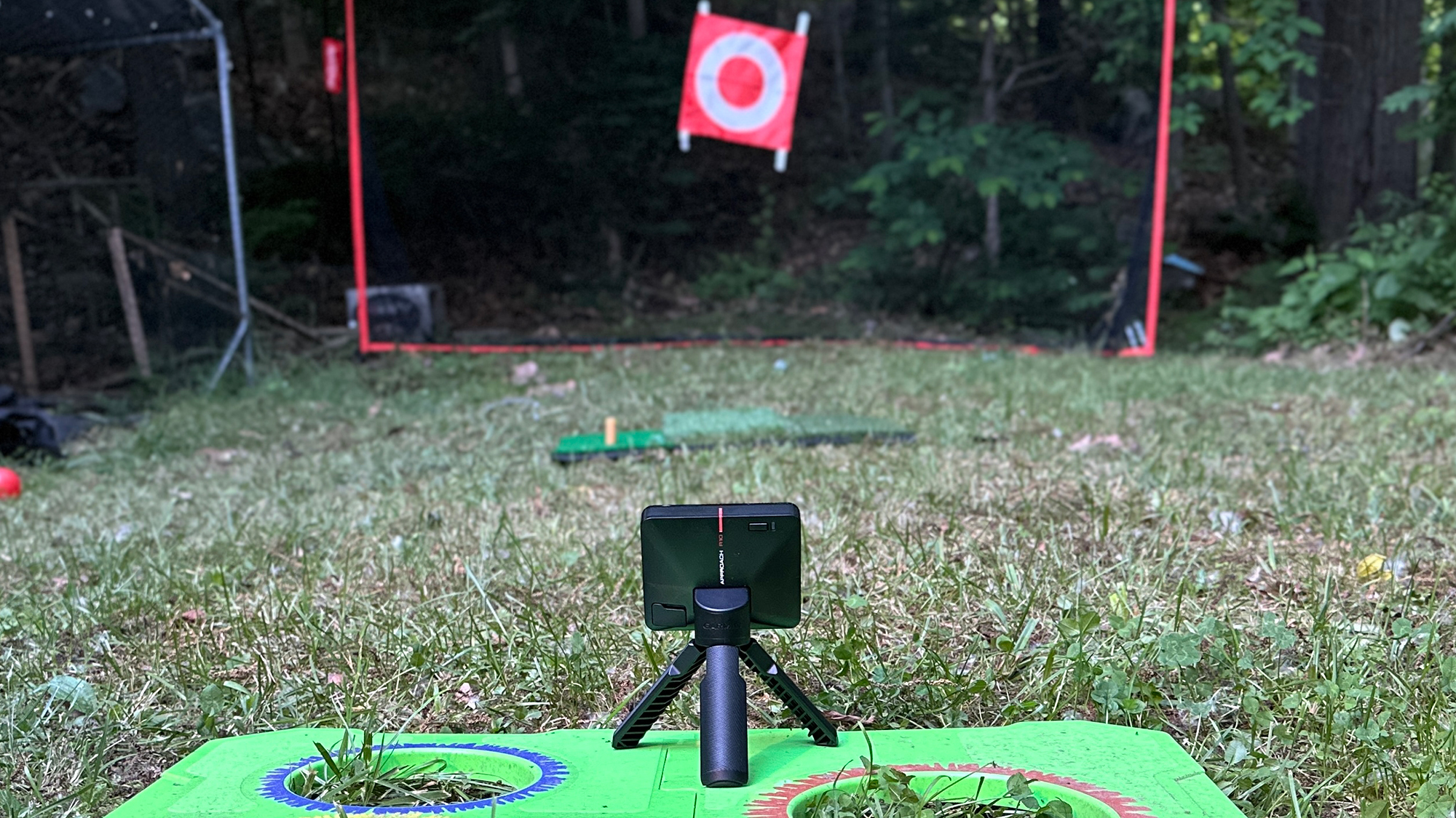 ה-Garmin Approach R10 על תושבת חצובה מול מטרה