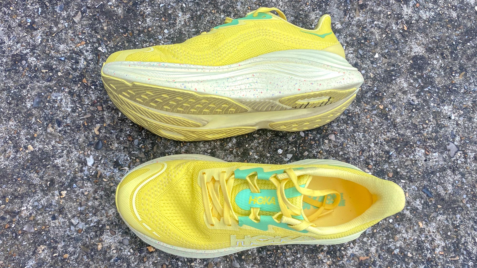 Hoka Skyward X על מדרכה