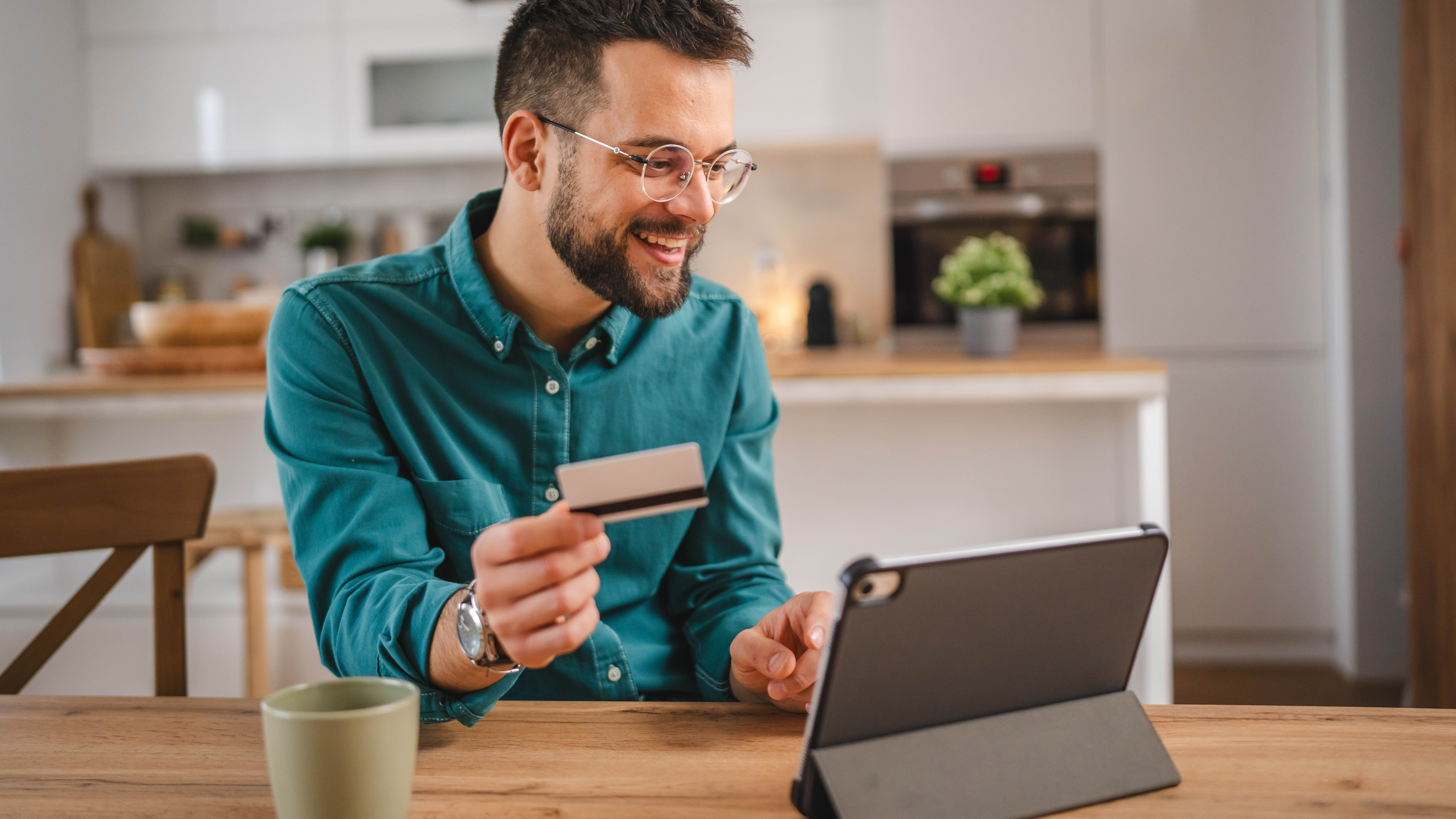 גבר קונה מכשירים באינטרנט