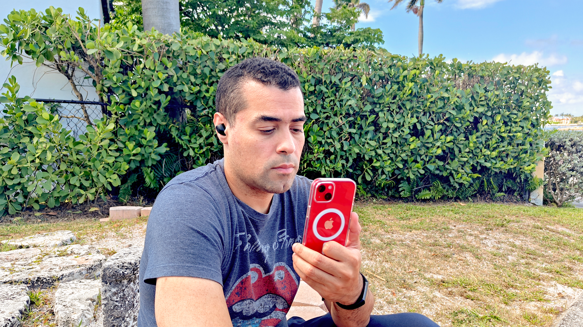 Sennheiser Accentum True Wireless שנלבש על ידי המבקר אלכס Bracetti בודק את איכות השיחה