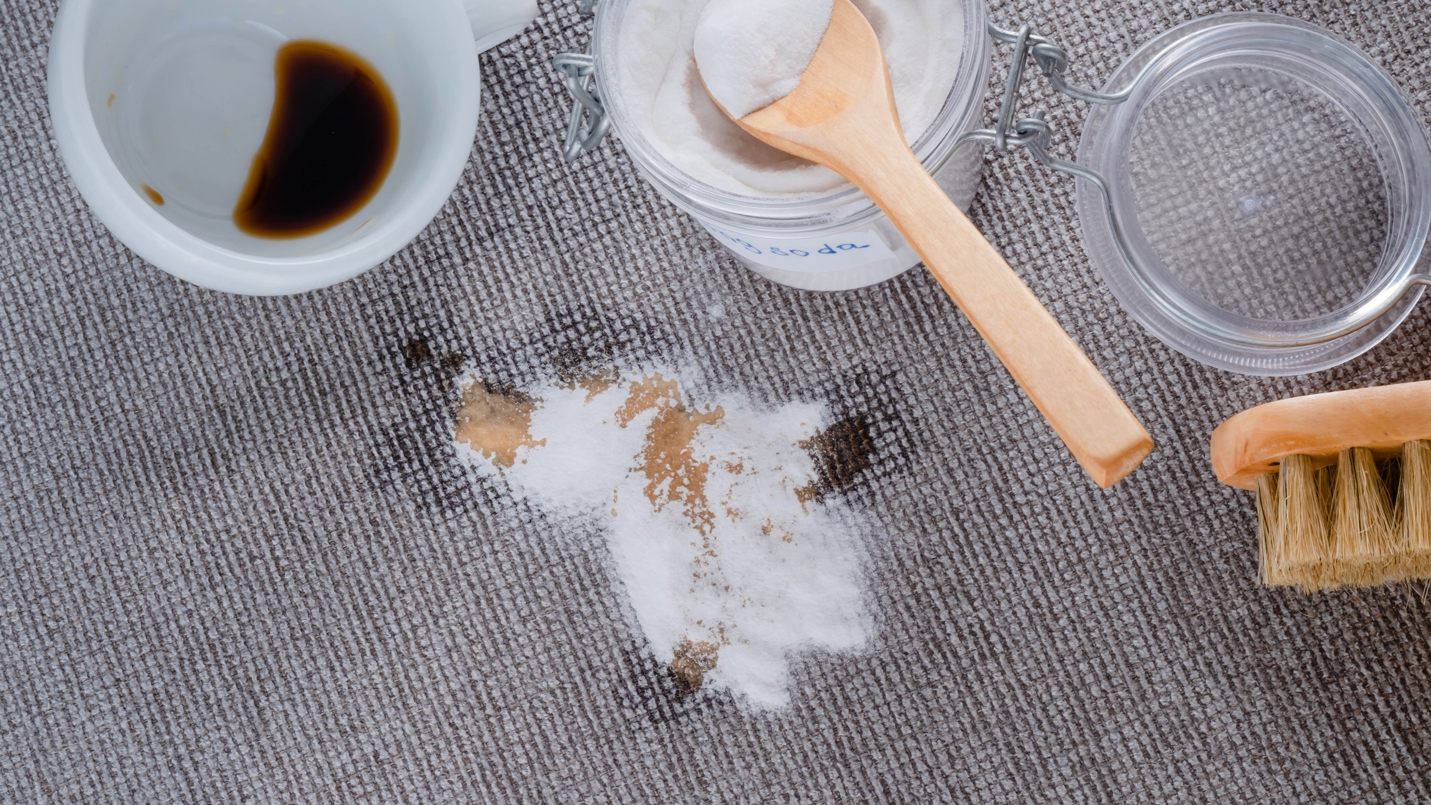ניקוי כתם קפה על בד עם סודה לשתייה
