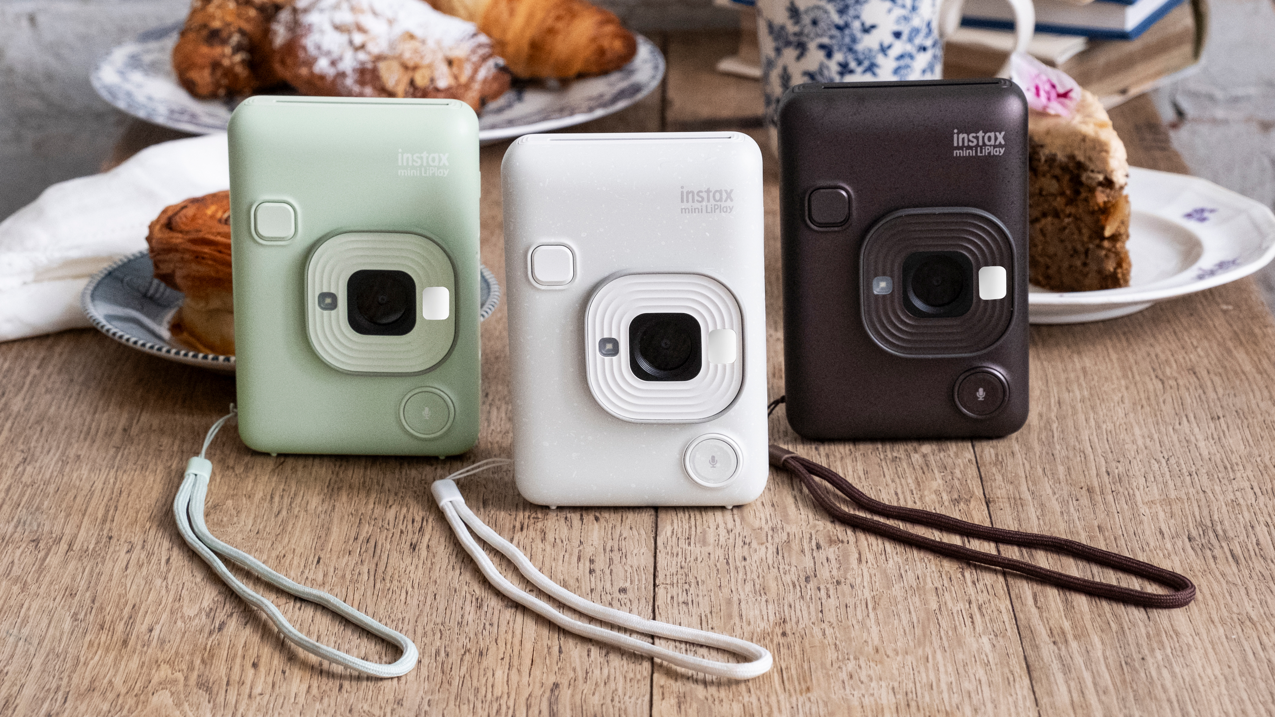 שלוש מצלמות Fujifilm Instax mini LiPlay מיידיות בצבעי ירוק, לבן וברונזה