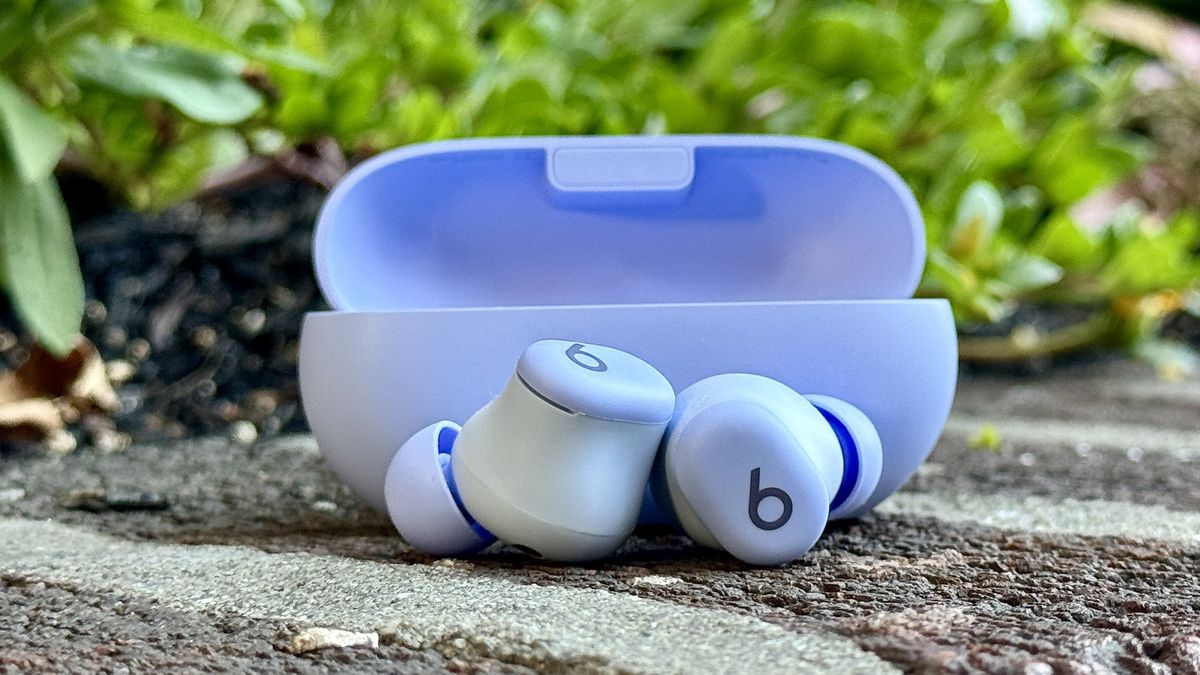 Beats Solo Buds מעשית מאת Kate Kozuch פורסם ב-18 ביוני 24 עדיין לא דורג The Beats Solo Buds הן אוזניות בסיסיות וידידותיות לתקציב שנראות מבטיחות על סמך רושם ראשוני;  עם זאת, תרצה להיות מודע לפשרות.