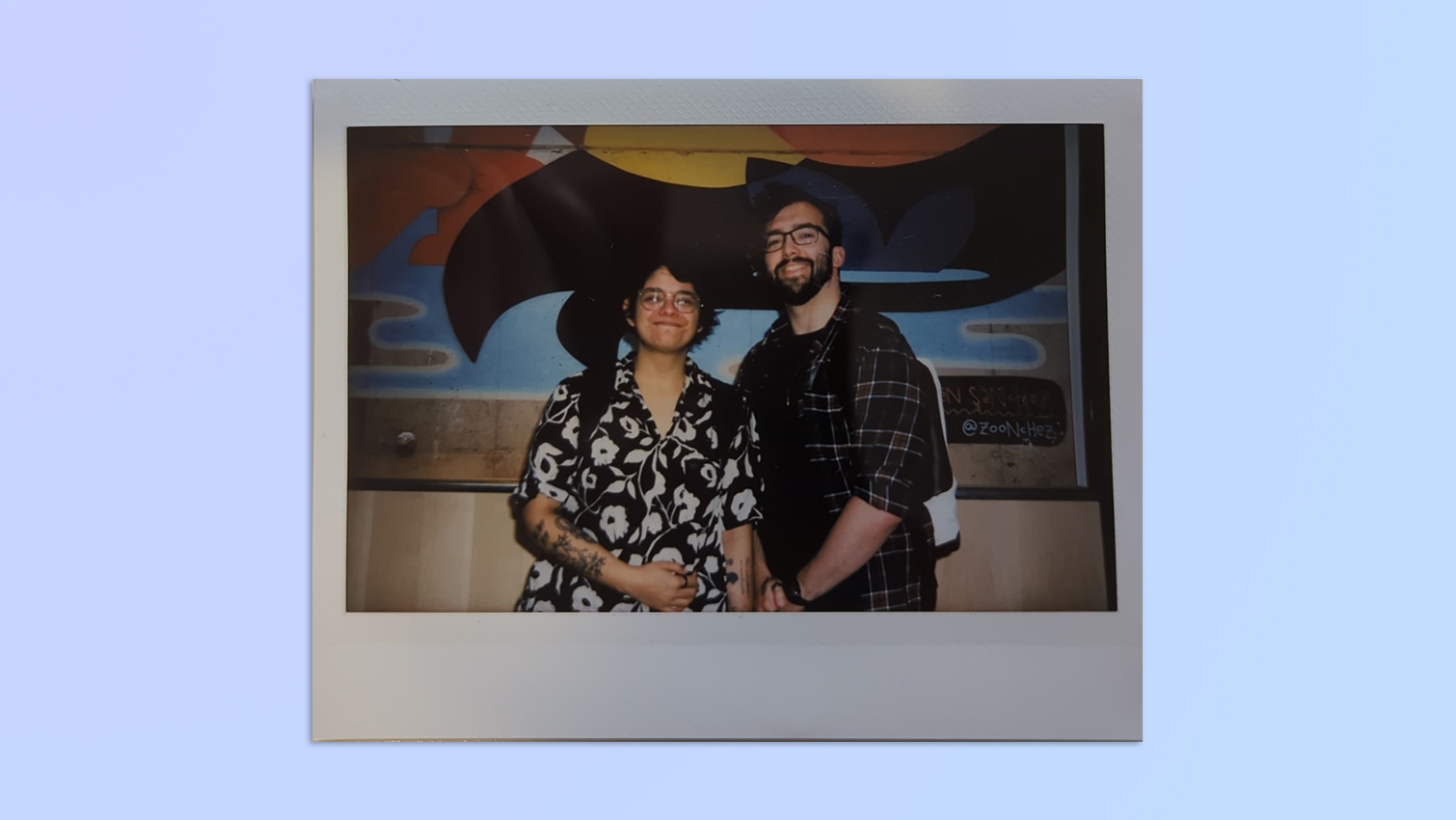 התמונה צולמה במצלמת Fujifilm Instax Wide 400 מיידית