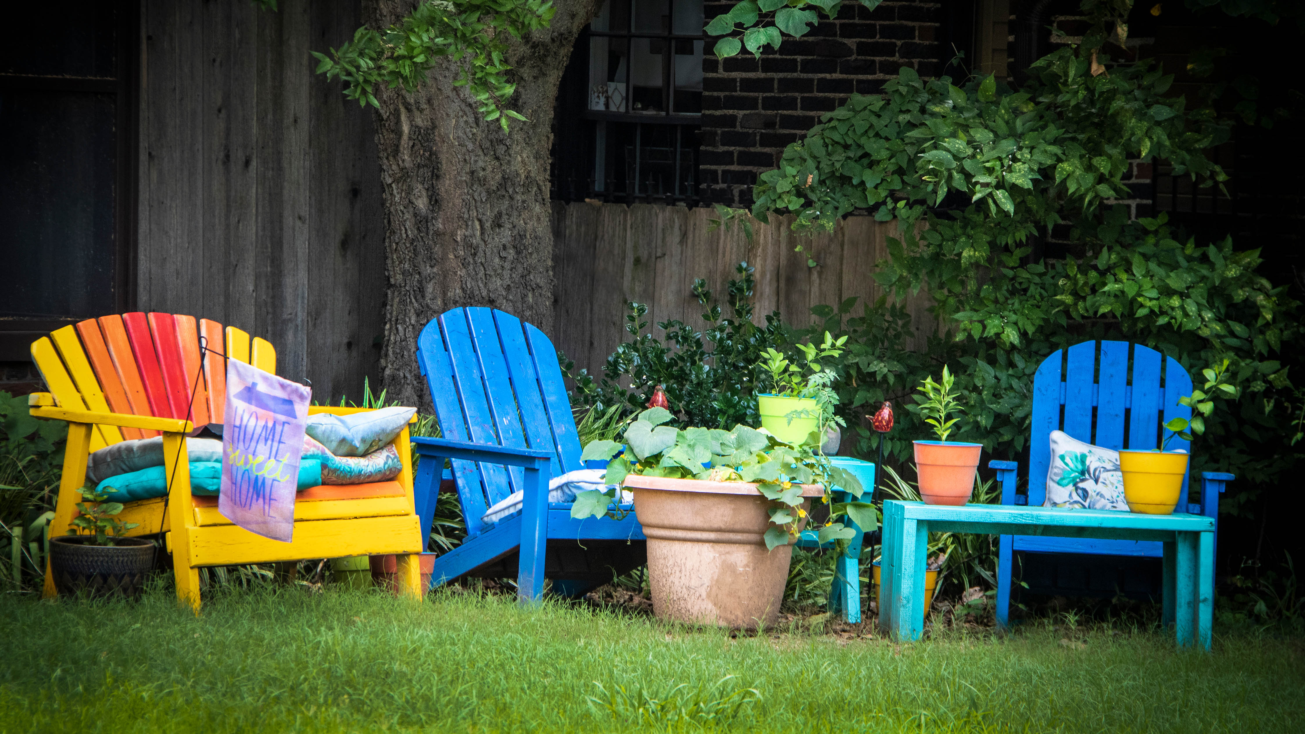 כיסאות צבעוניים בגינה