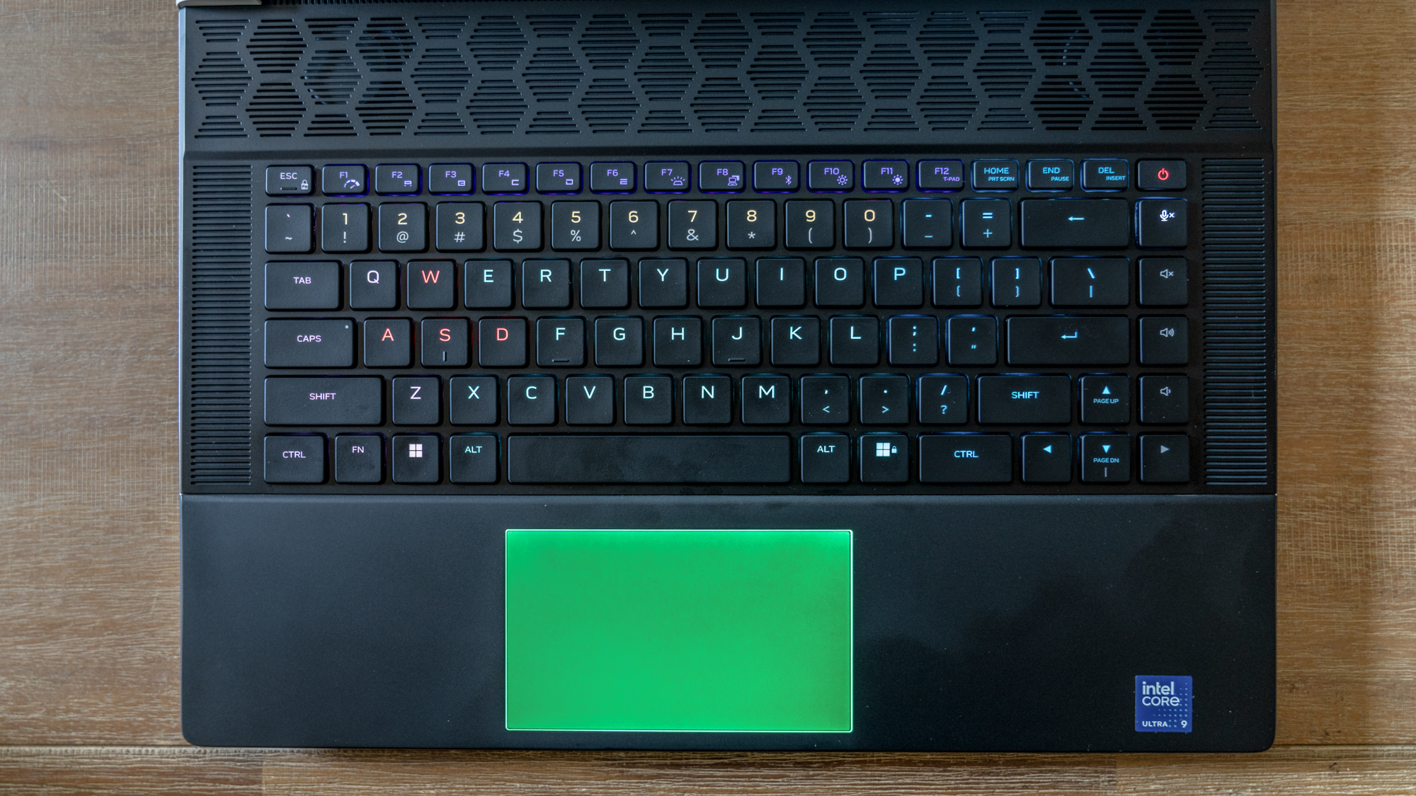 יחידת סקירה של Alienware x16 R2 על שולחן העבודה