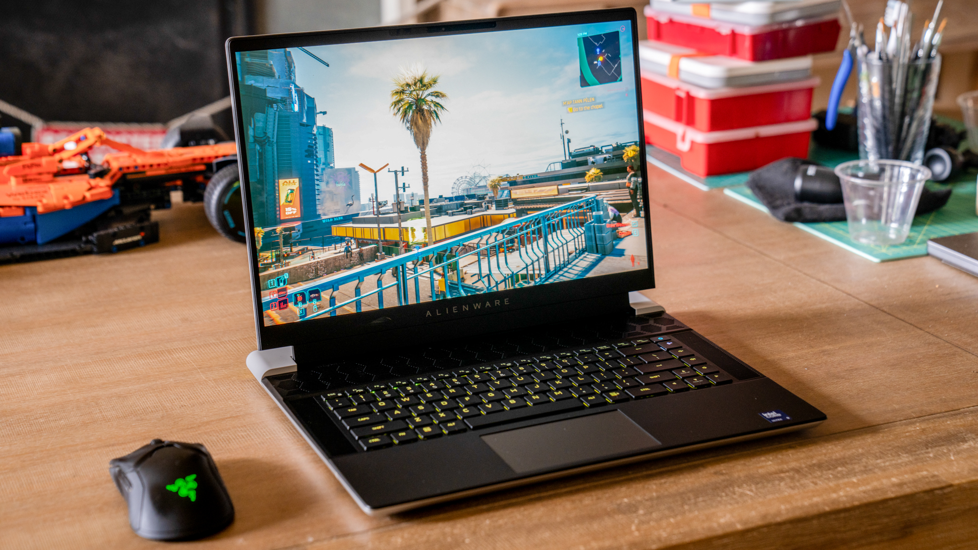 יחידת סקירה של Alienware x16 R2 על שולחן