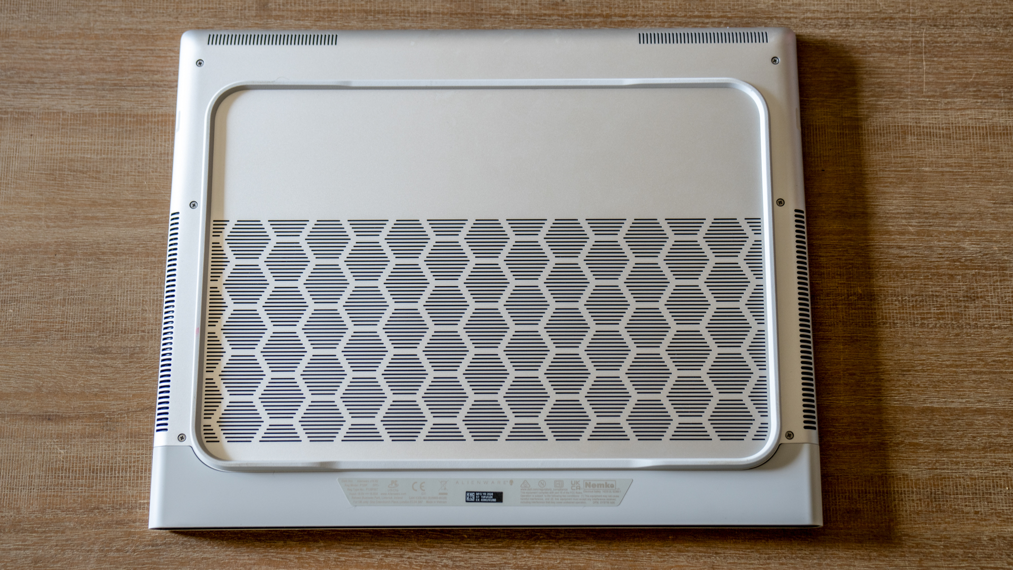 יחידת סקירה של Alienware x16 R2 על שולחן