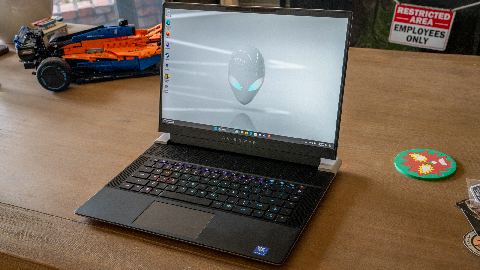 יחידת סקירה של Alienware x16 R2 על שולחן העבודה