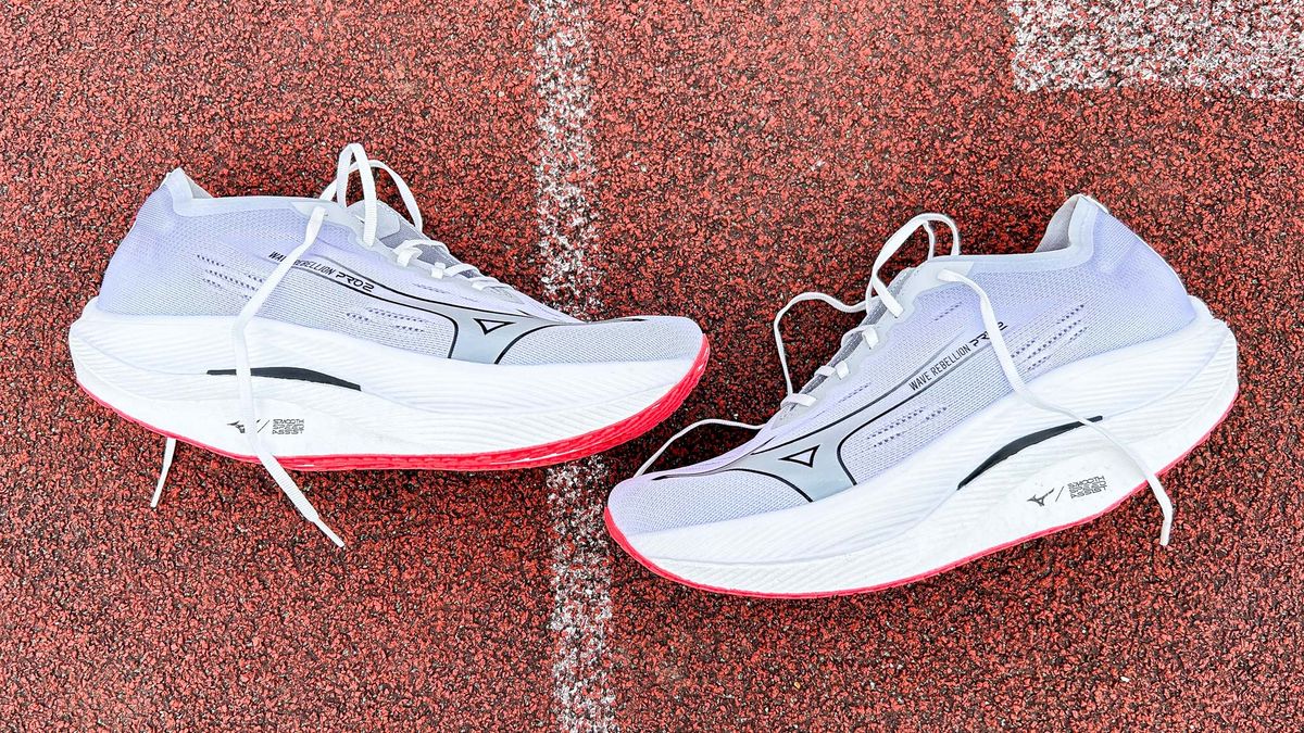 רצתי 35 מיילים ב-Mizuno Wave Rebellion Pro 2, וזו נעל המירוצים הרדיקלית ביותר שבדקתי מאת ניק האריס-פרי פורסם ב-19 ביוני 24 ה-Mizuno Wave Rebellion Pro 2 היא אפשרות מירוץ מתקדמת עם גזרת עקב דרמטית וקצף סוליית ביניים קפיצית מאוד. זה לא מתאים לכולם, אבל זה ללא ספק מהיר.