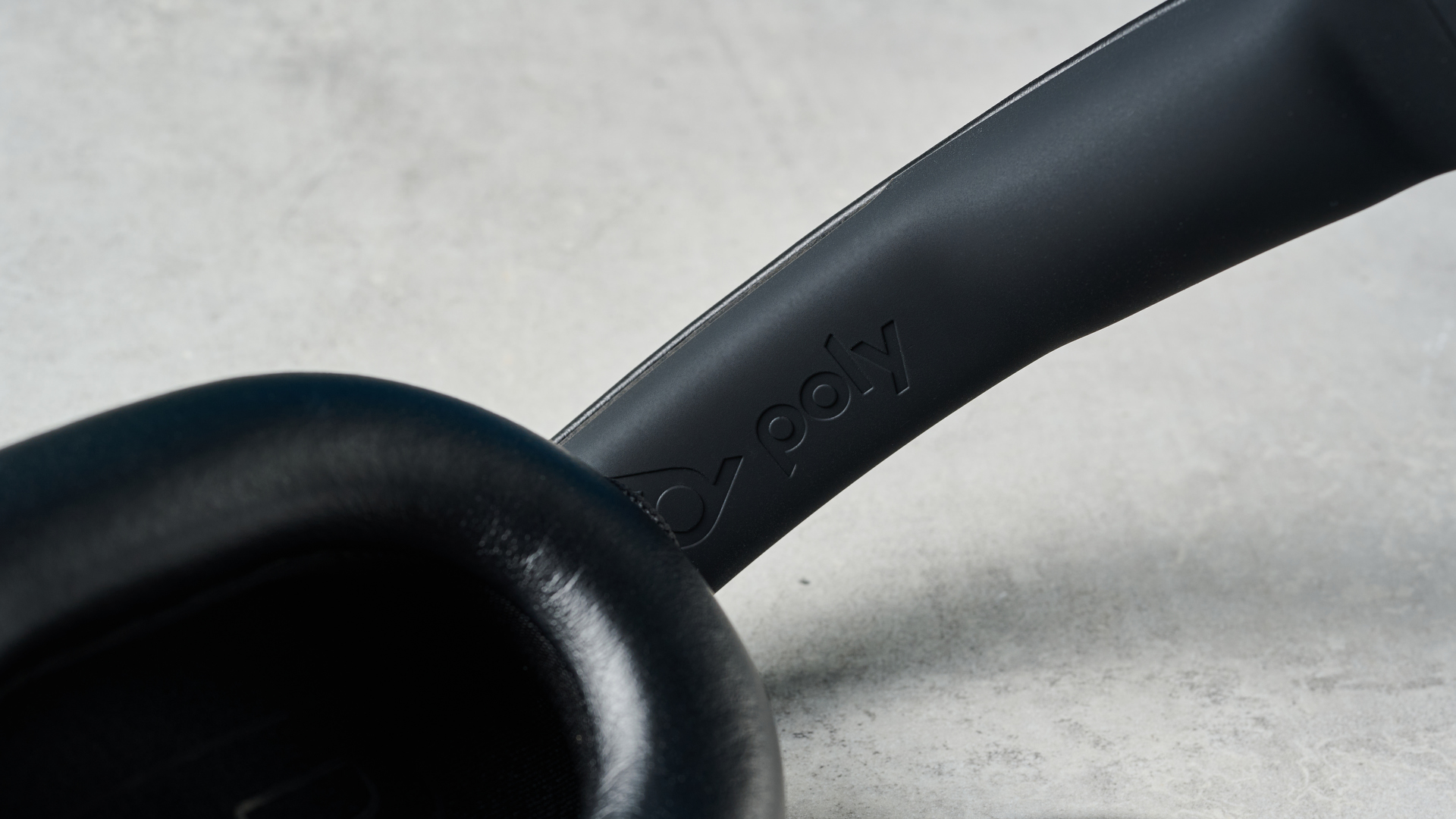 אוזניות HP Poly Voyager Surround 80 UC שחורות לעבודה תחילה