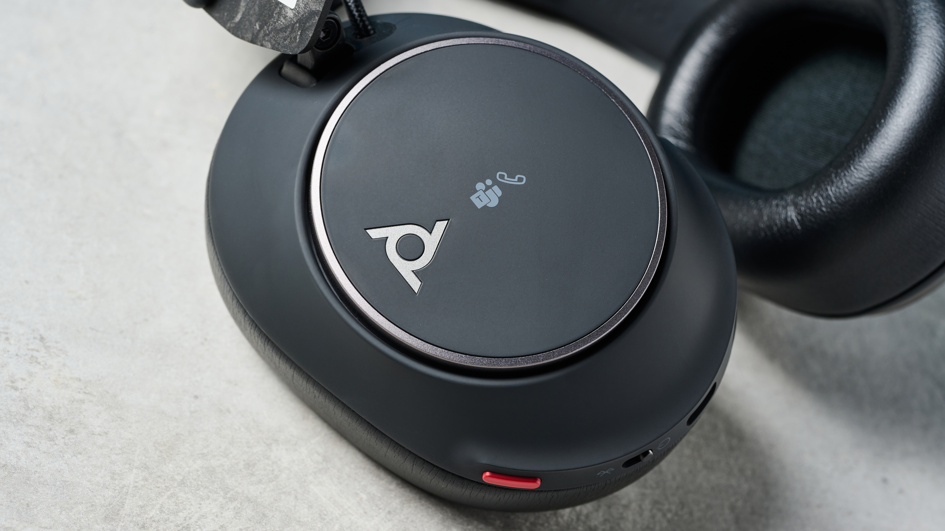 אוזניות HP Poly Voyager Surround 80 UC שחורות לעבודה תחילה