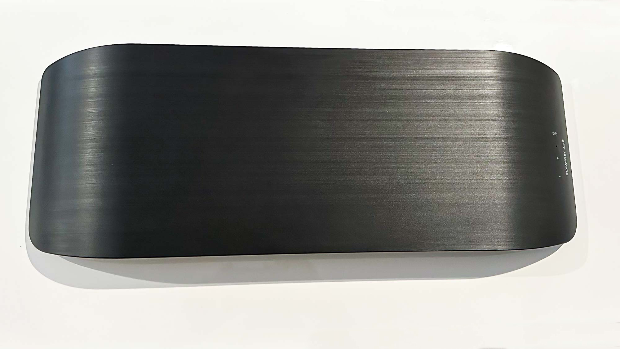 BlueAnt Soundblade מלמעלה למטה על רקע לבן