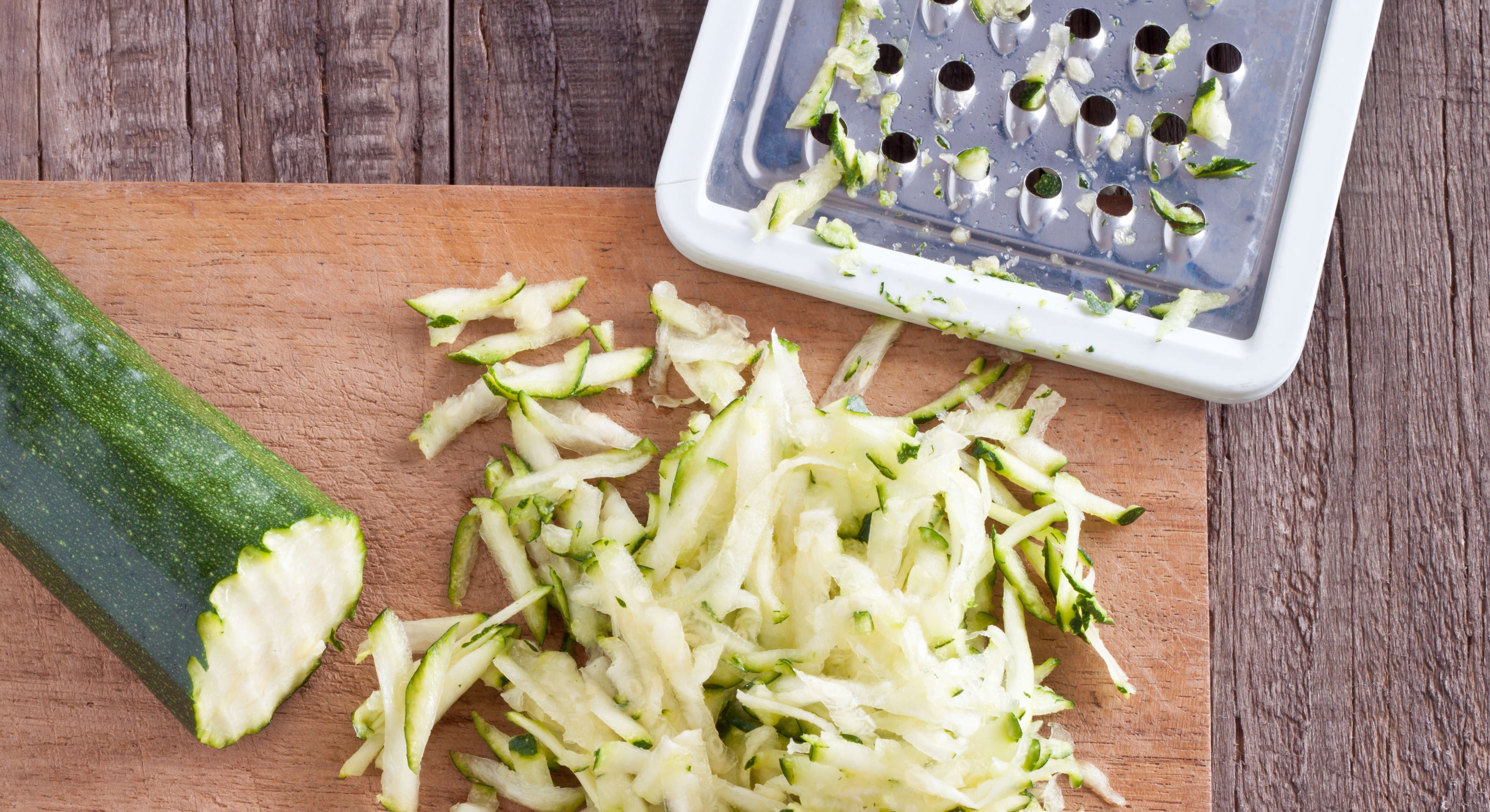 קישואים מגוררים על קרש חיתוך עם פומפיה