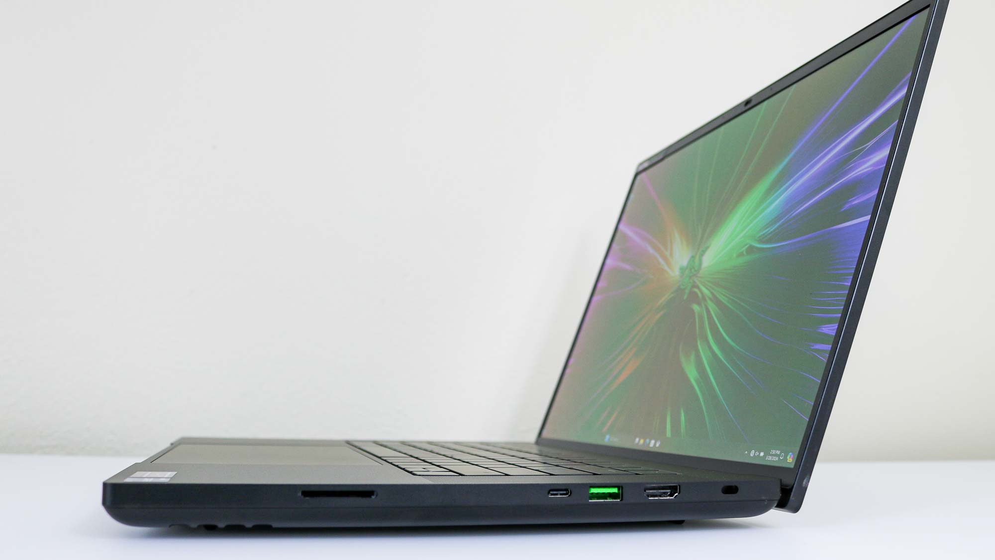 היציאות בצד ימין של Razer Blade 16 (2024)