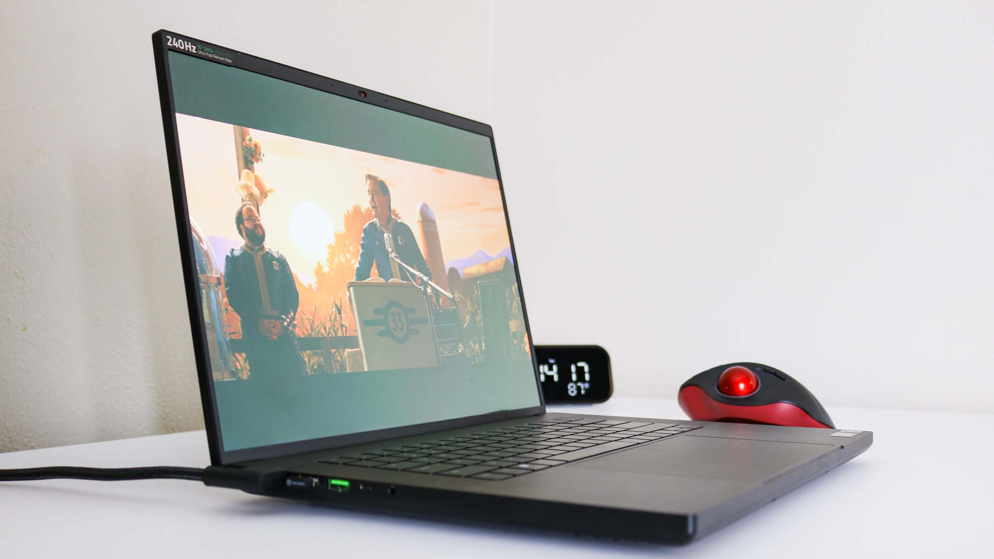 צופה בסדרת הטלוויזיה Fallout ב- Razer Blade 16 (2024)