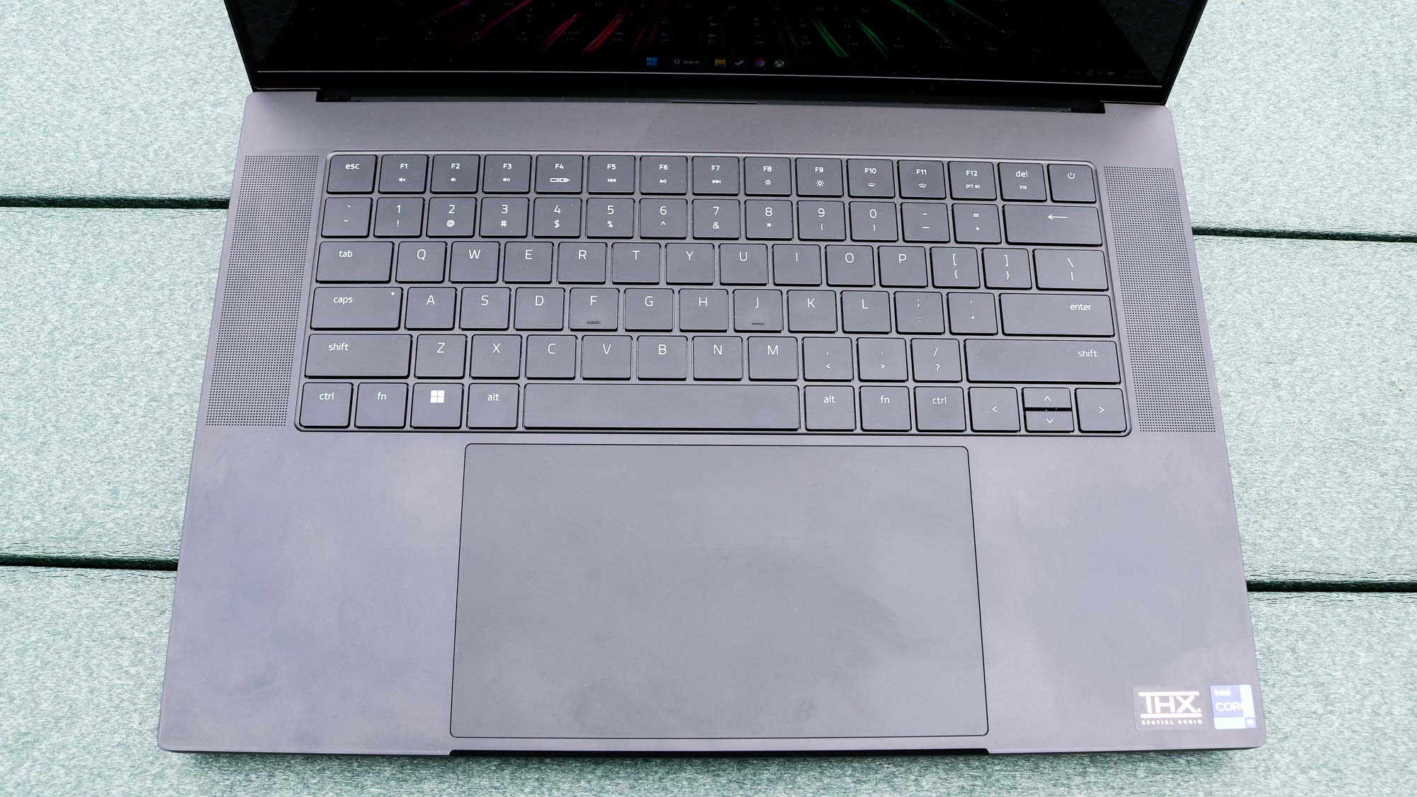 צילום עילי של המקלדת של ה-Razer Blade 16 (2024).