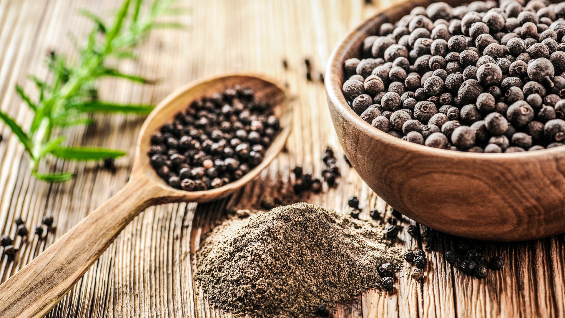 גרגירי פלפל שחור טחון טרי