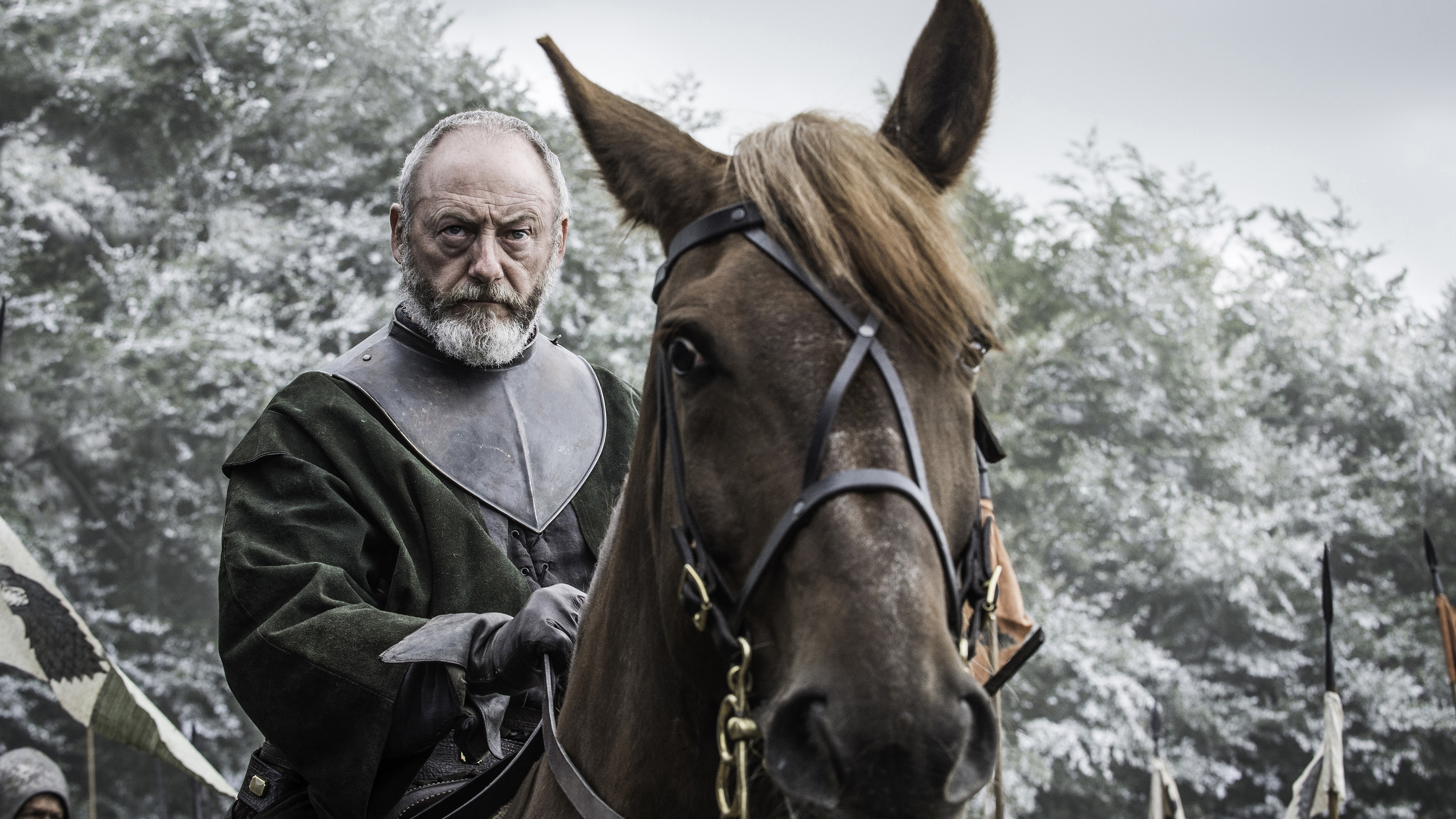 דאבוס סיוורת' (ליאם קנינגהם) רכוב על סוס פנימה