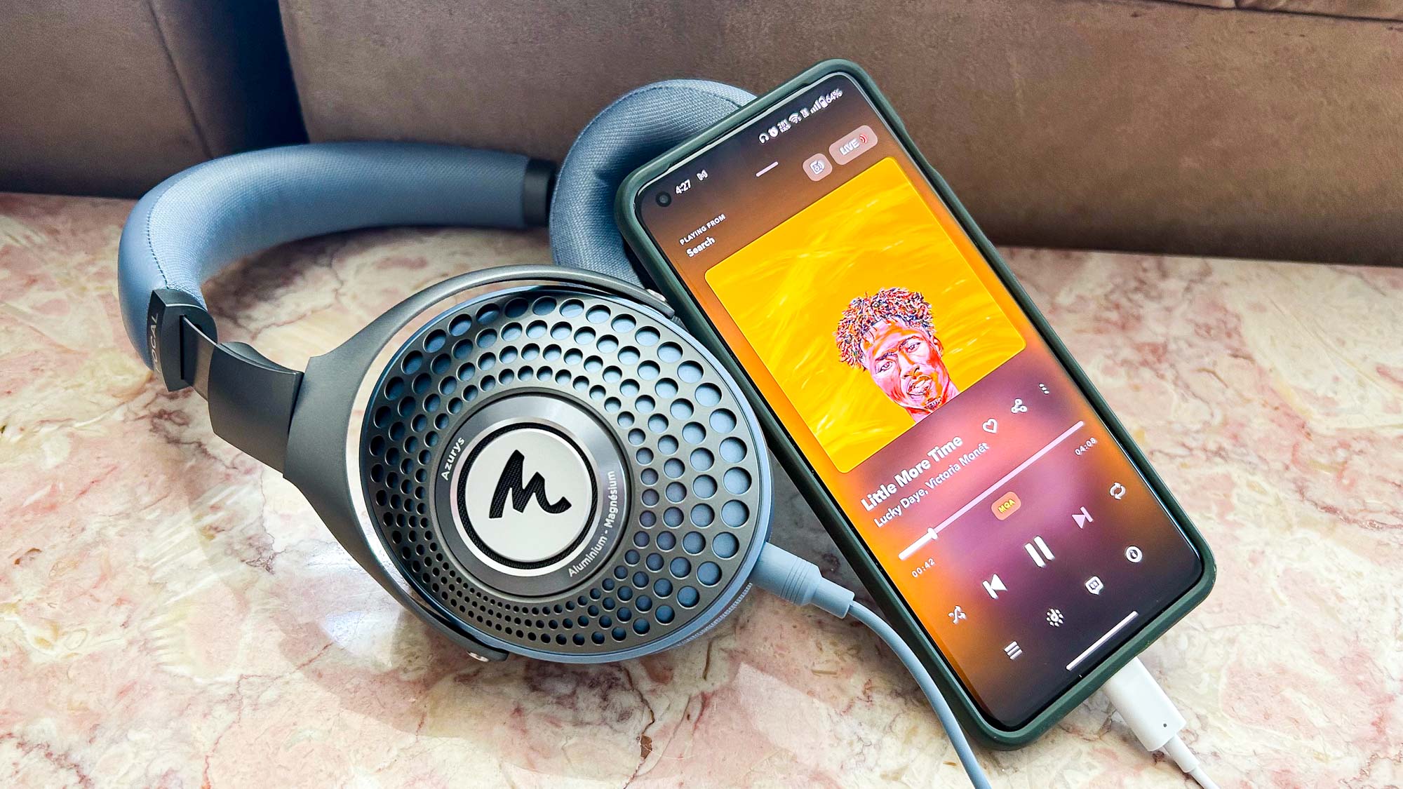 אוזניות Focal Azurys מחוברות לאייפון