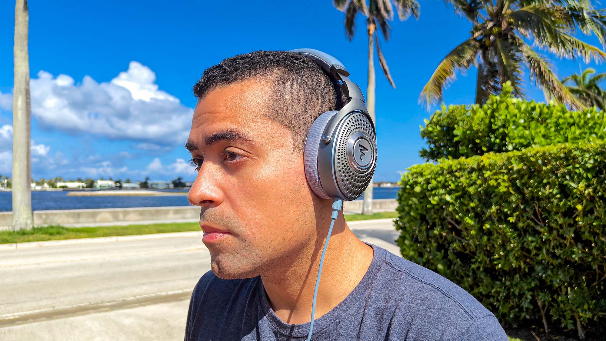 Focal Azurys שנלבש על ידי המבקר אלכס בראצ'טי