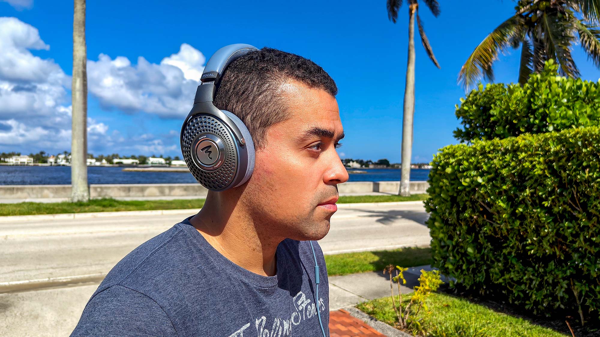 Focal Azurys שנלבש על ידי המבקר אלכס בראצ'טי