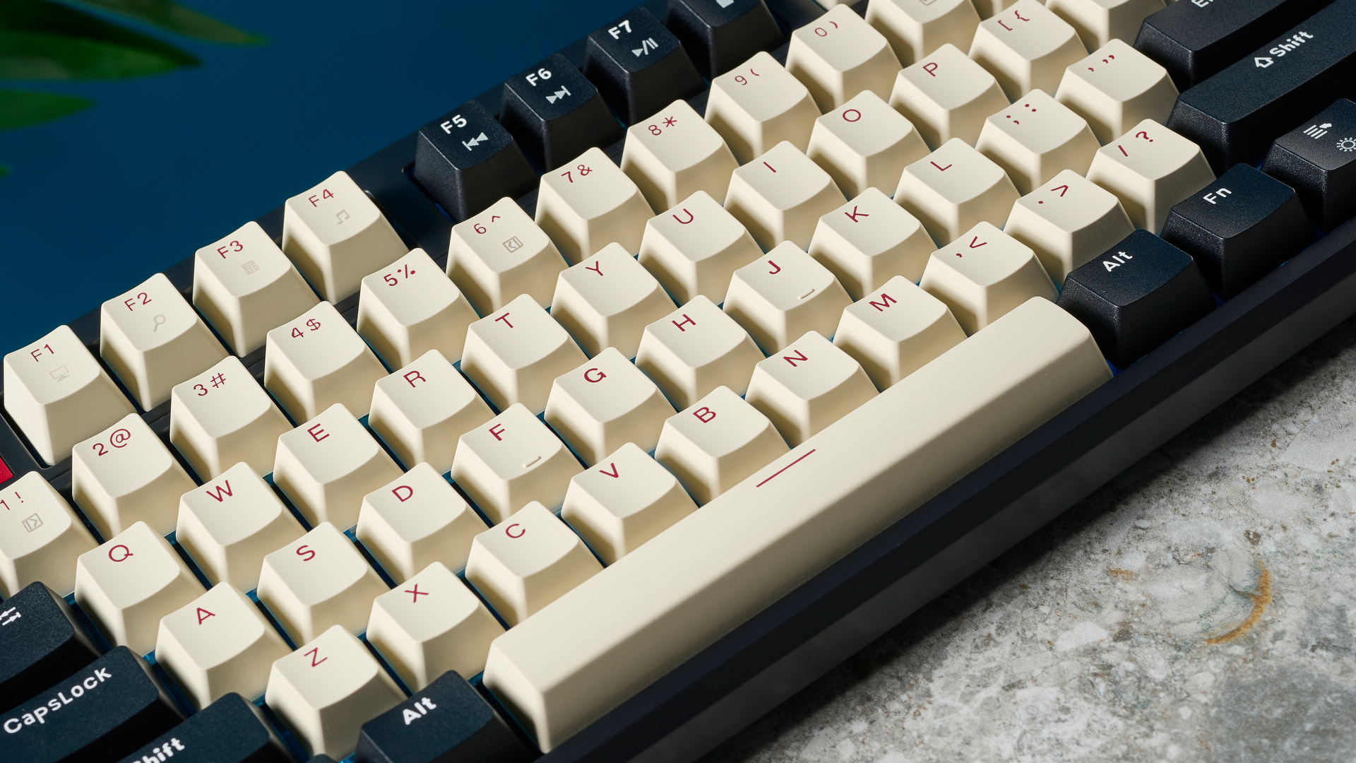 מקלדת גיימינג חוטית בשחור, לבן ואדום MageGee Sky87