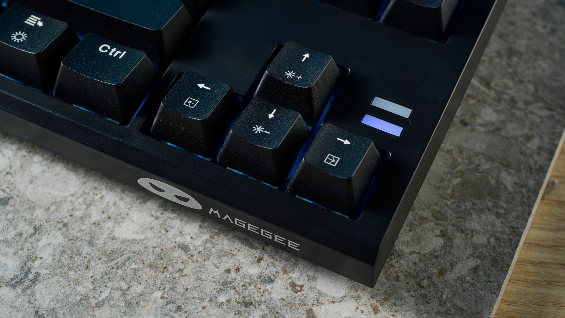 מקלדת גיימינג חוטית בשחור, לבן ואדום MageGee Sky87