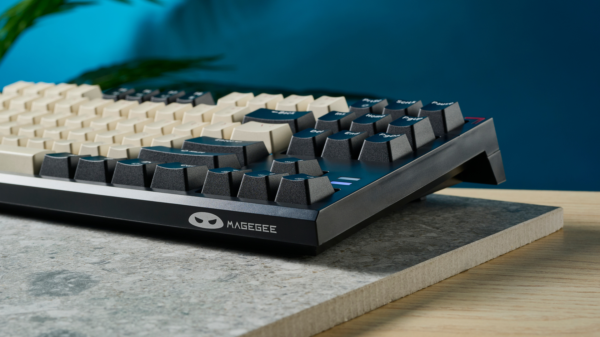 מקלדת גיימינג חוטית בשחור, לבן ואדום MageGee Sky87