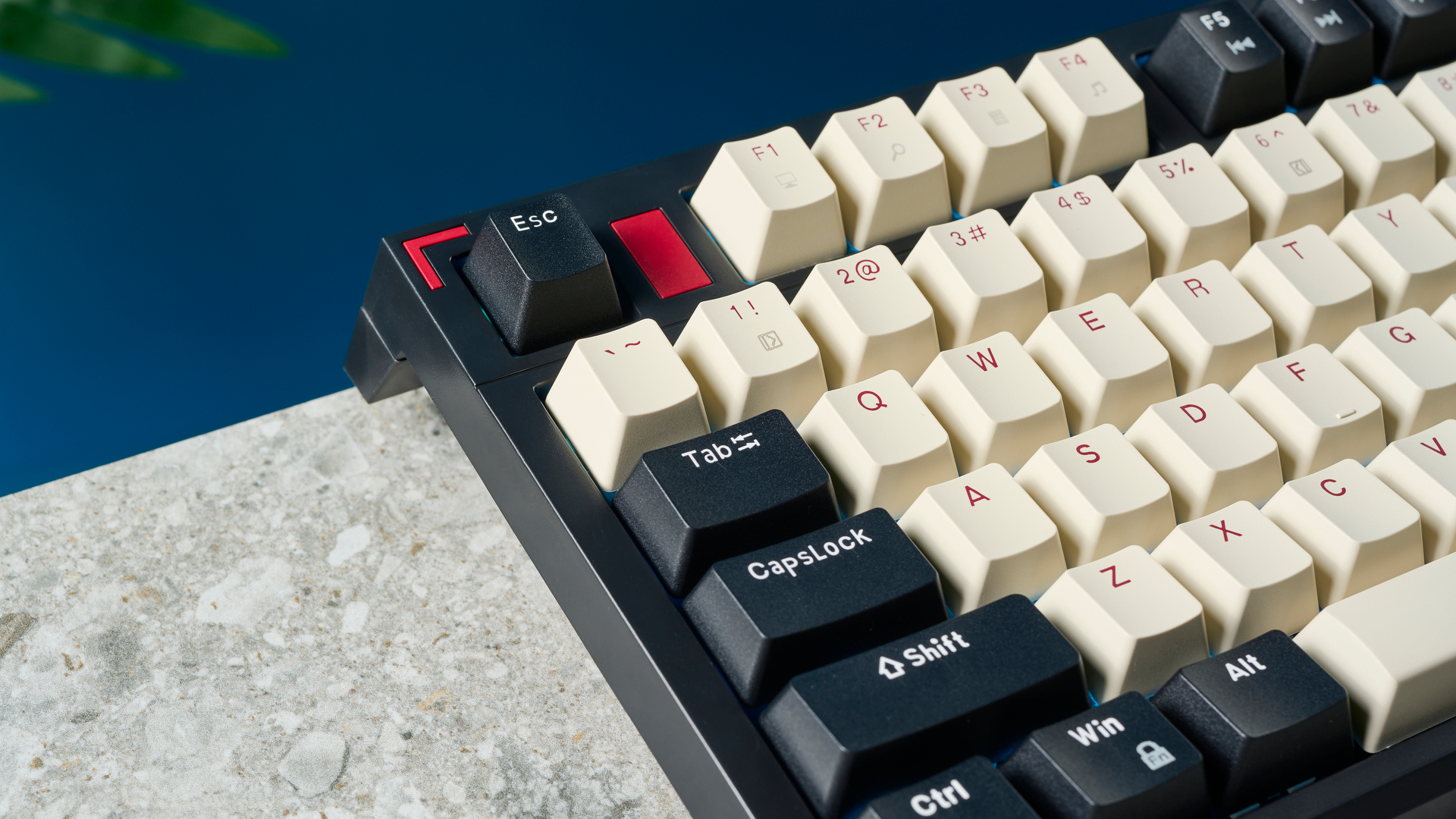 מקלדת גיימינג חוטית בשחור, לבן ואדום MageGee Sky87