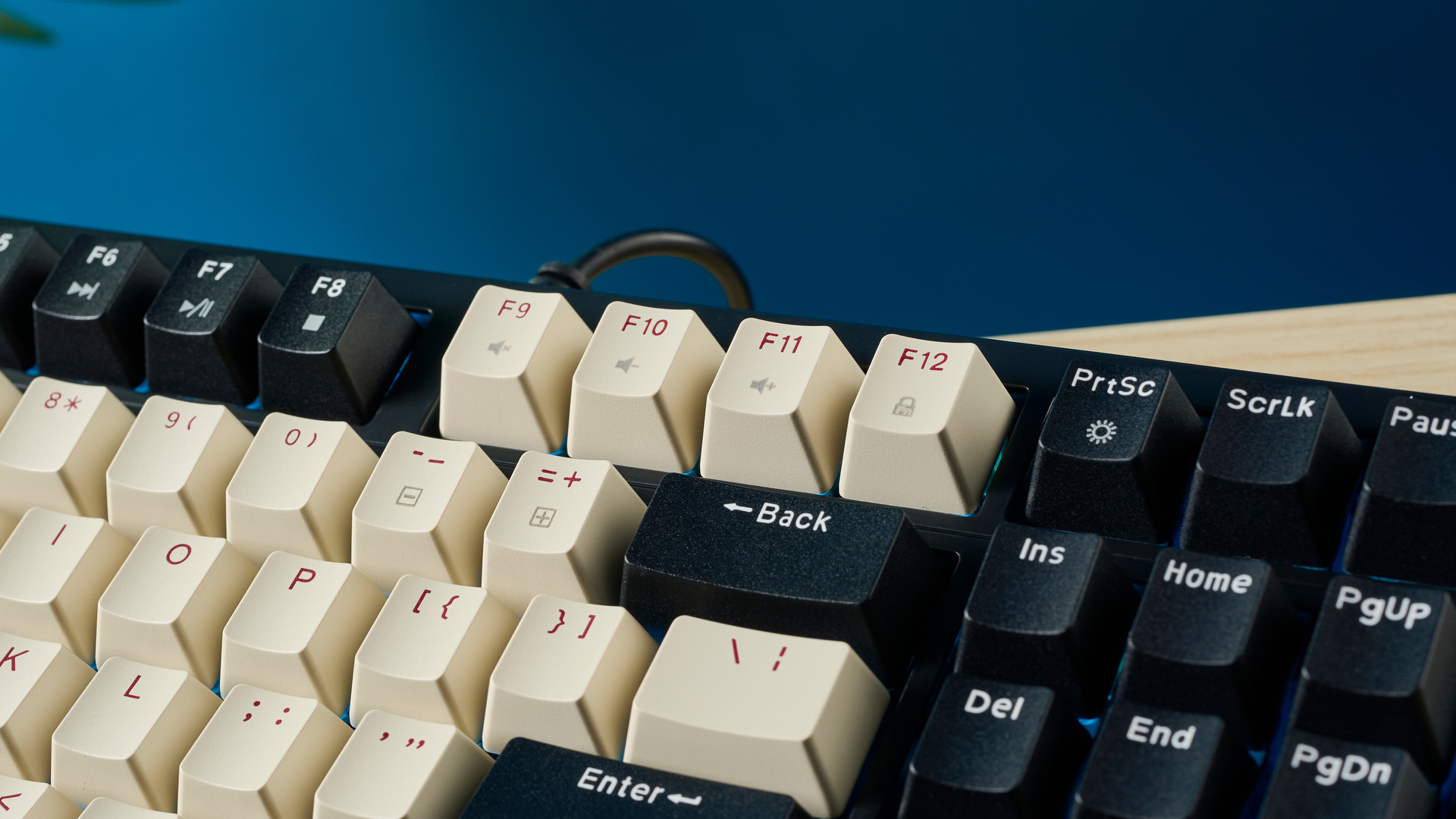 מקלדת גיימינג חוטית בשחור, לבן ואדום MageGee Sky87