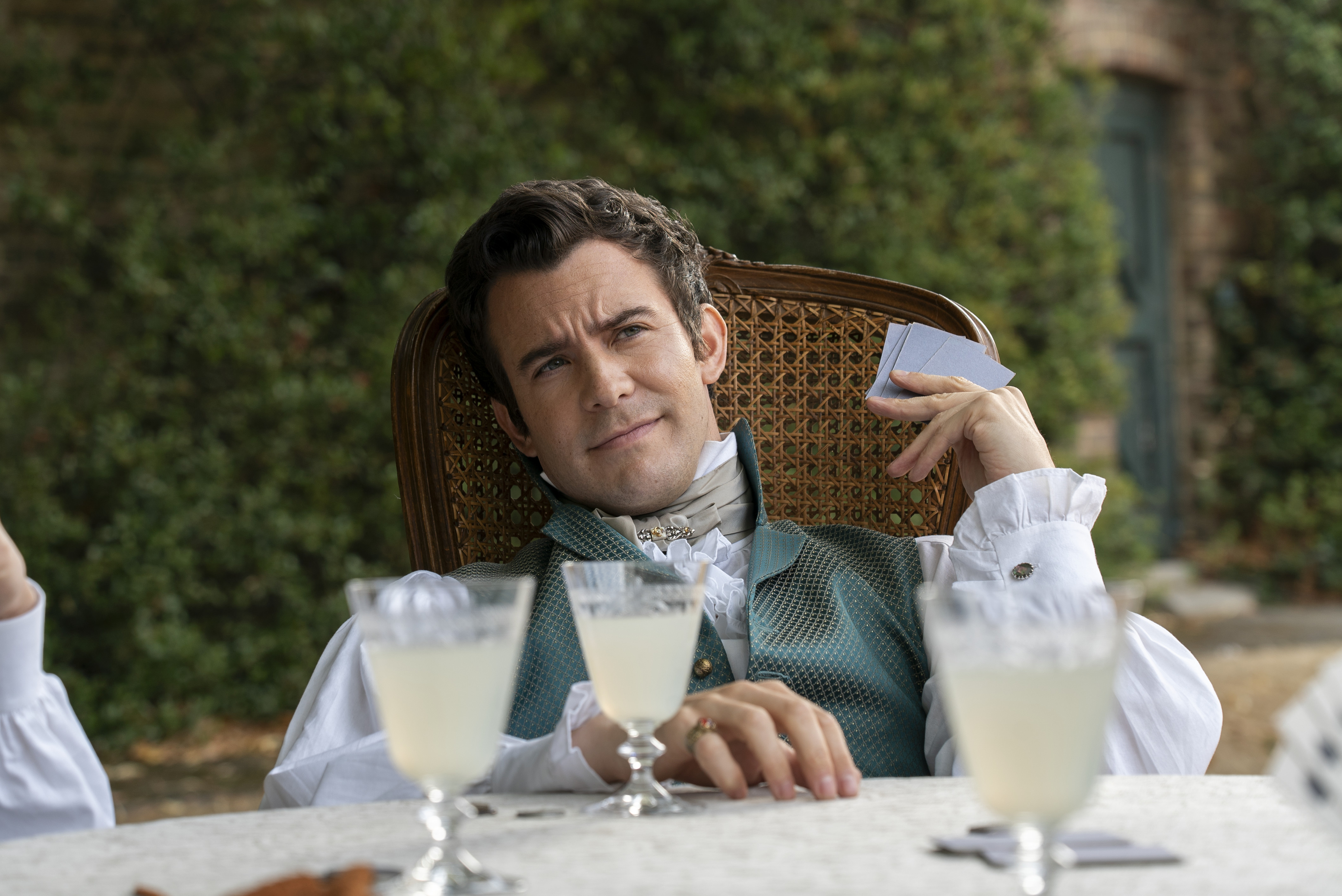 לוק תומפסון בתור בנדיקט ברידג'רטון