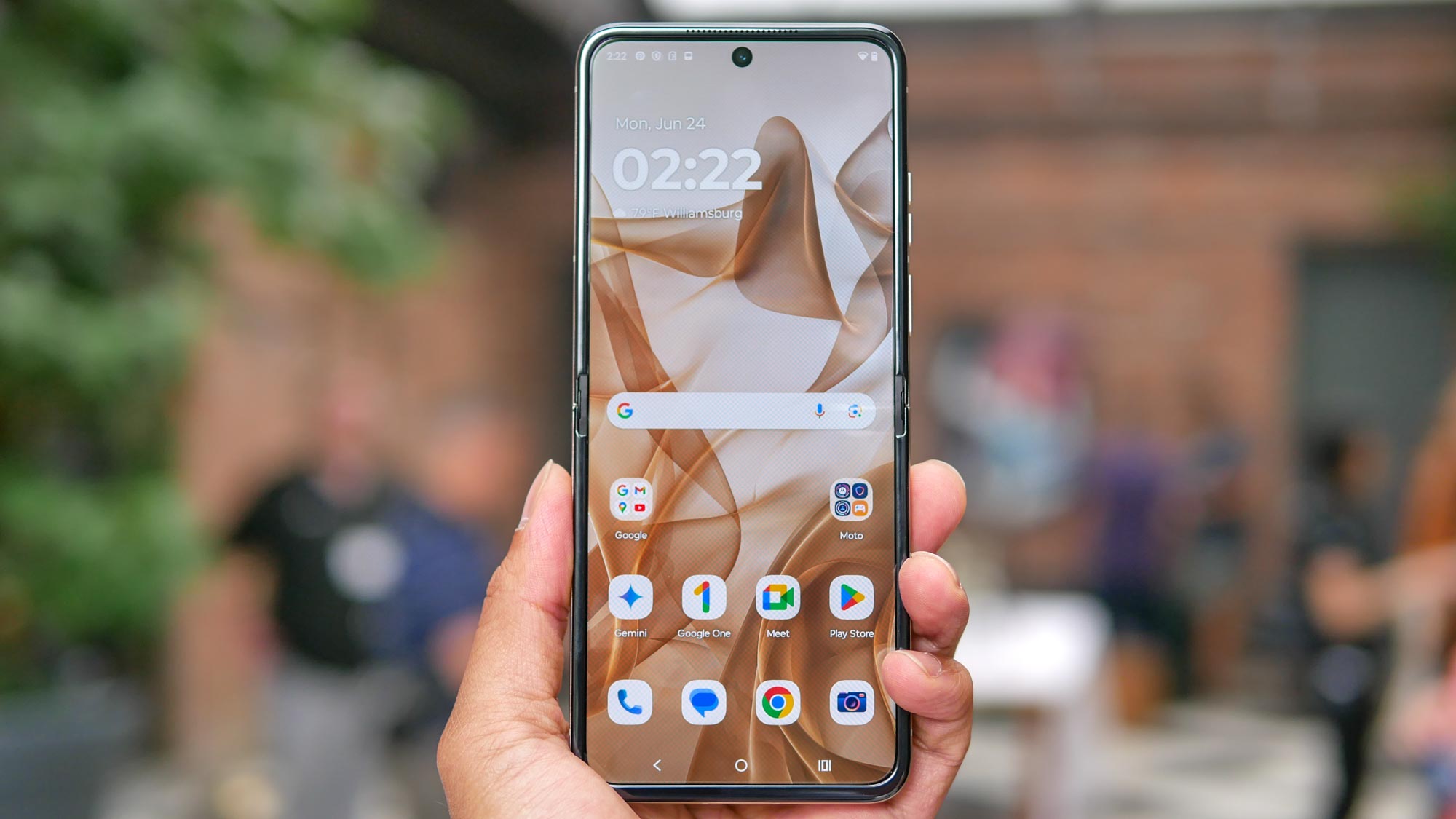 תצוגת Motorola Razr 2024 מופעלת תמיד על המסך החיצוני.