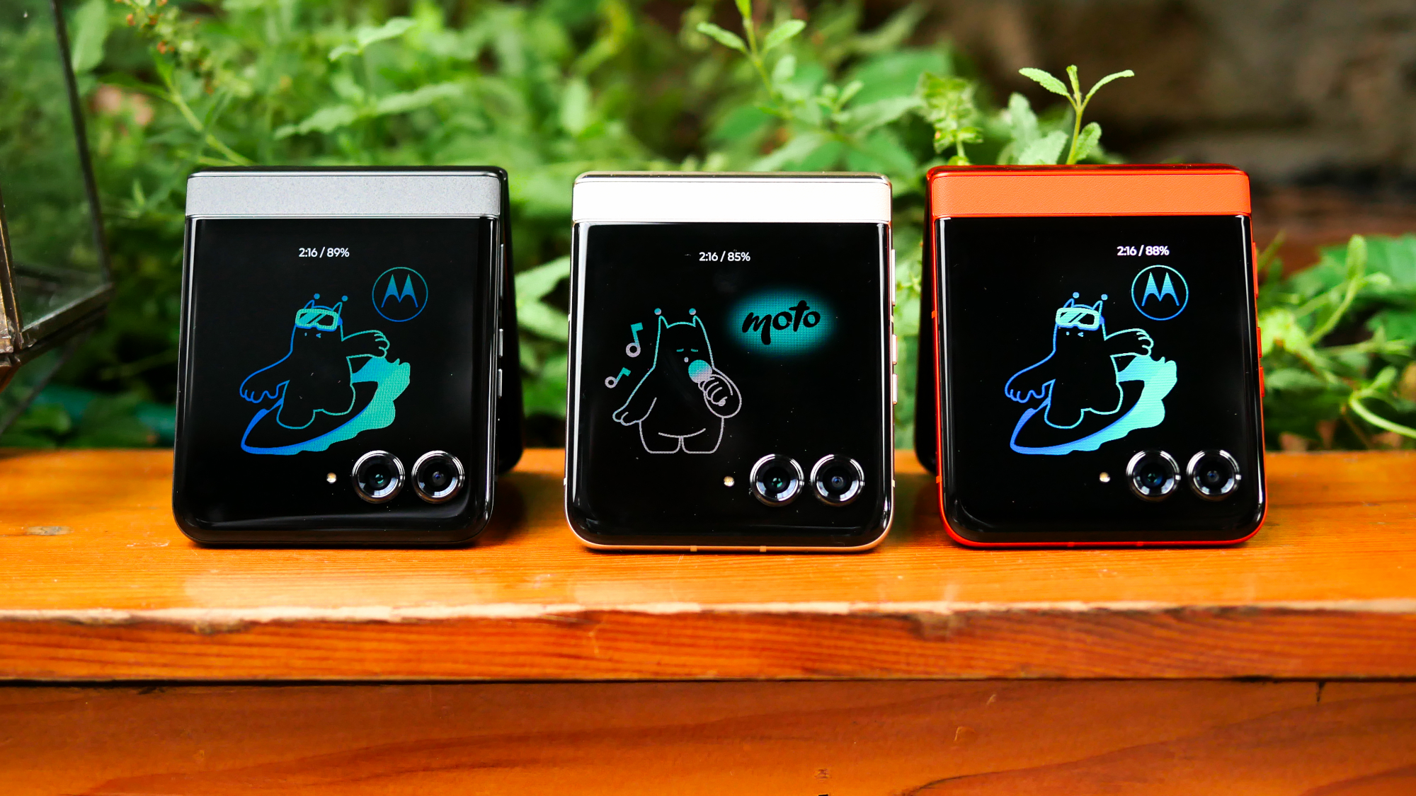 תקריב של מצלמה קדמית ב-Motorola Razr 2024.