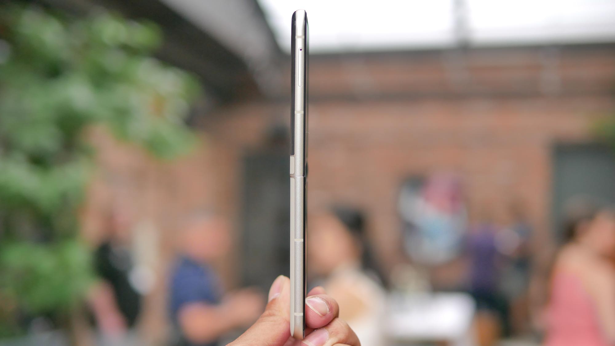 גודל סקיני של Motorola Razr 2024 מוצג.