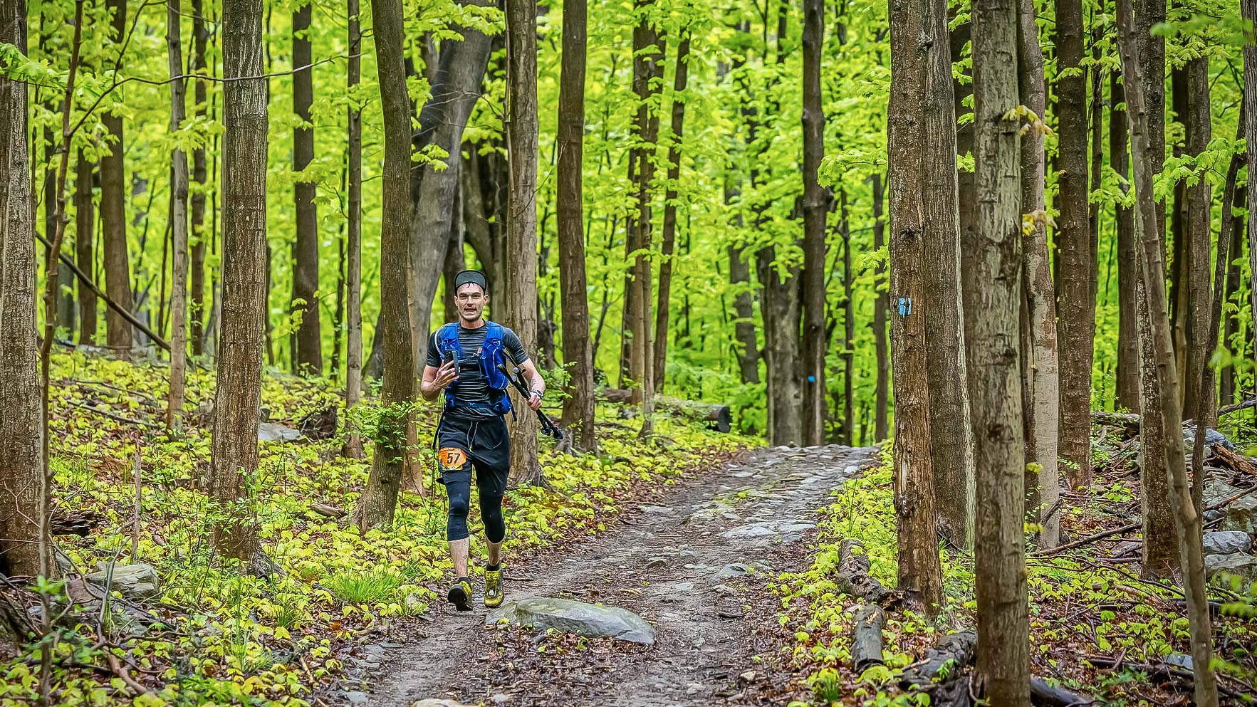 טי ג'יי פינק לובש את אומורפו G-Vest בזמן ריצה ביער