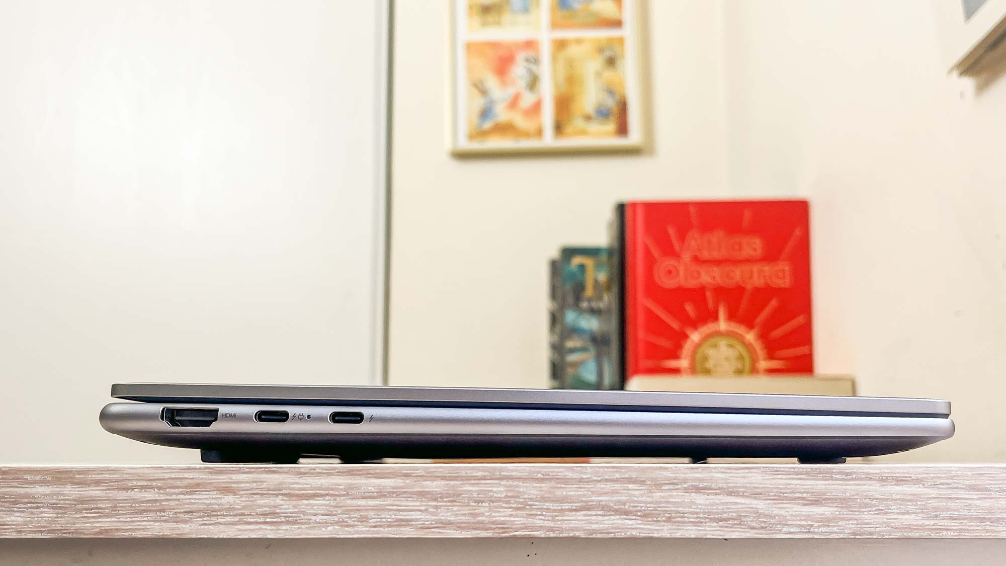 יחידת סקירה של Lenovo slim 7 על שולחן העבודה