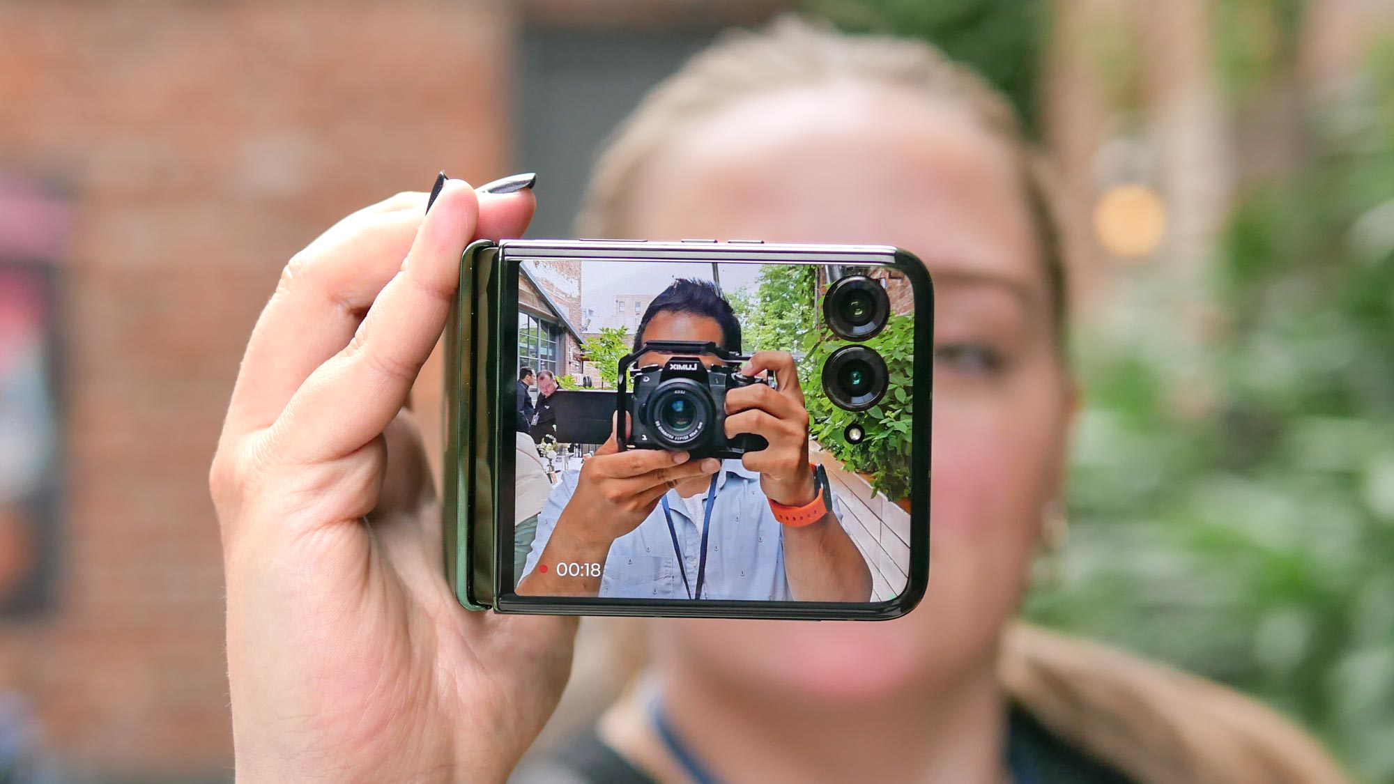 מסך חיצוני של Motorola Razr Plus 2024 המציג תצוגה מקדימה של וידאו.