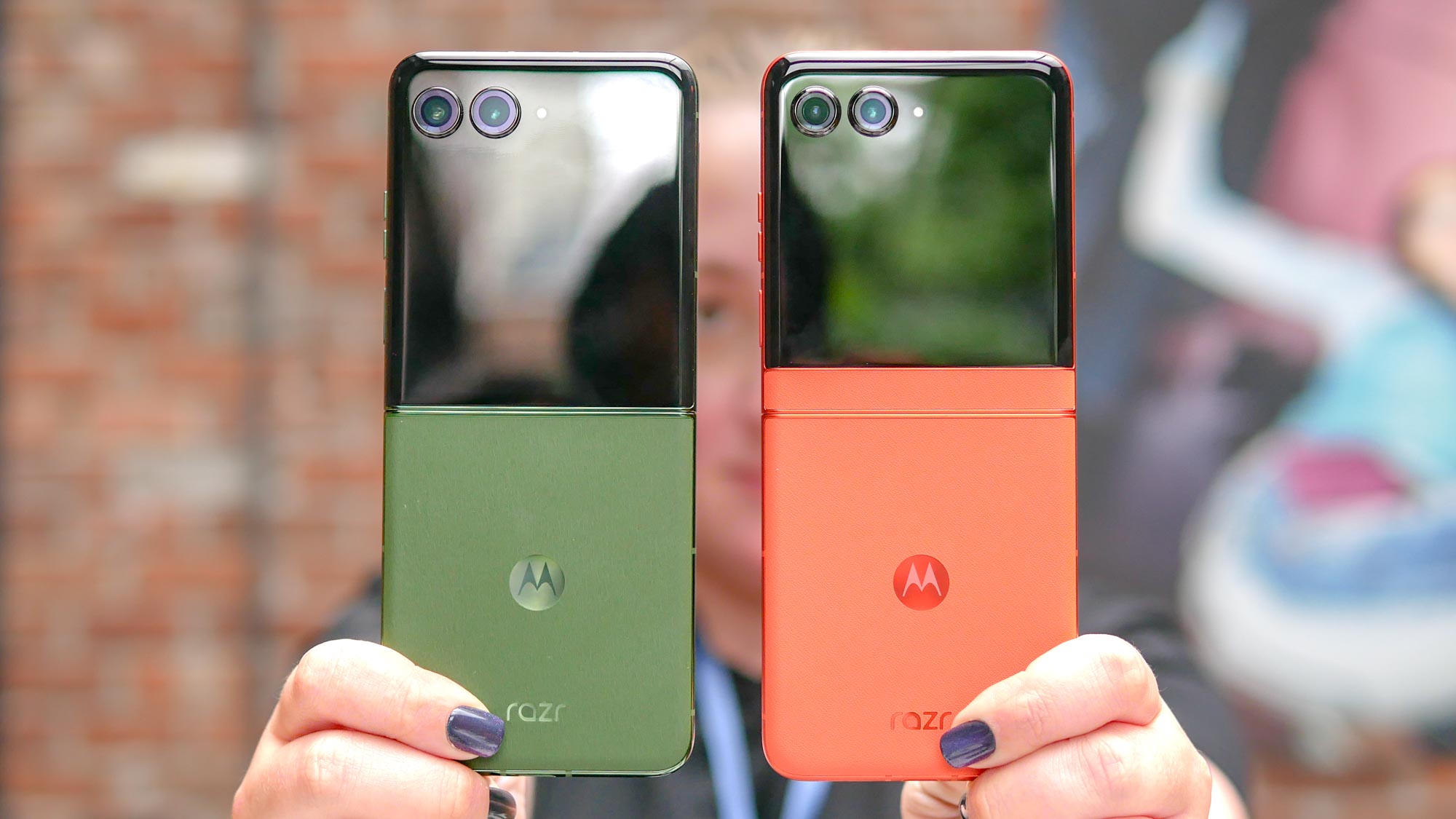 Motorola Razr (2024) מול Razr Plus (2024).