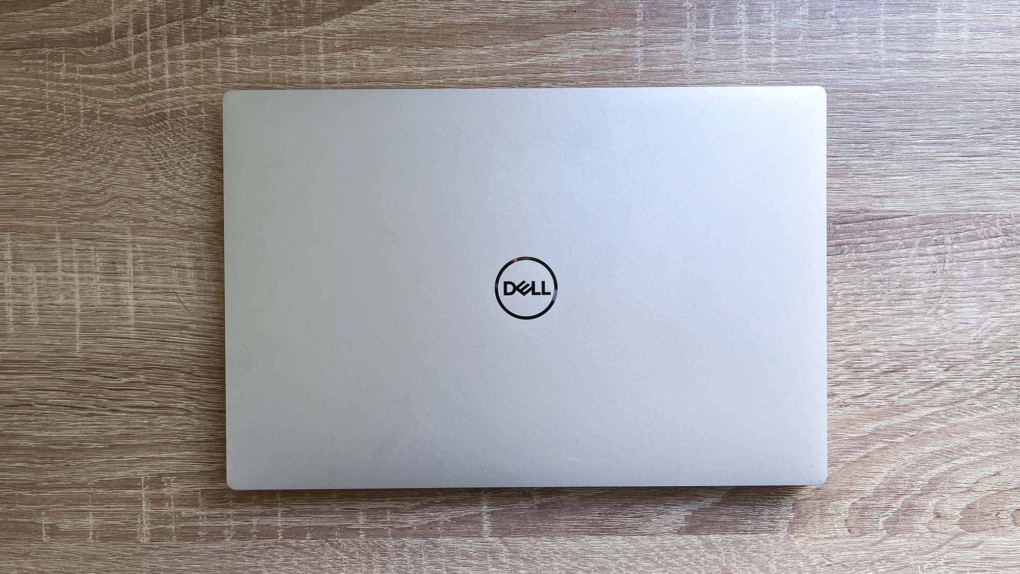 יחידת הסקירה של Dell XPS 13 Plus (2023) סגורה על שולחן העבודה