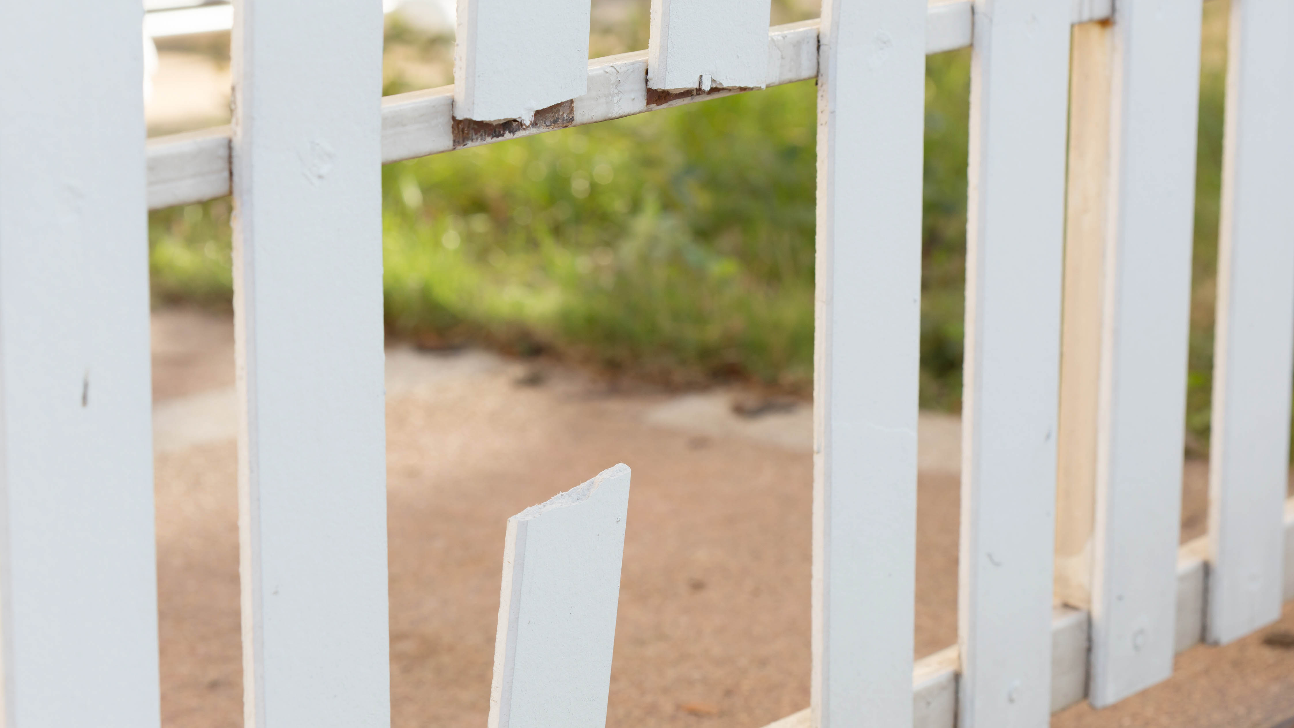 גדר לבנה שבורה