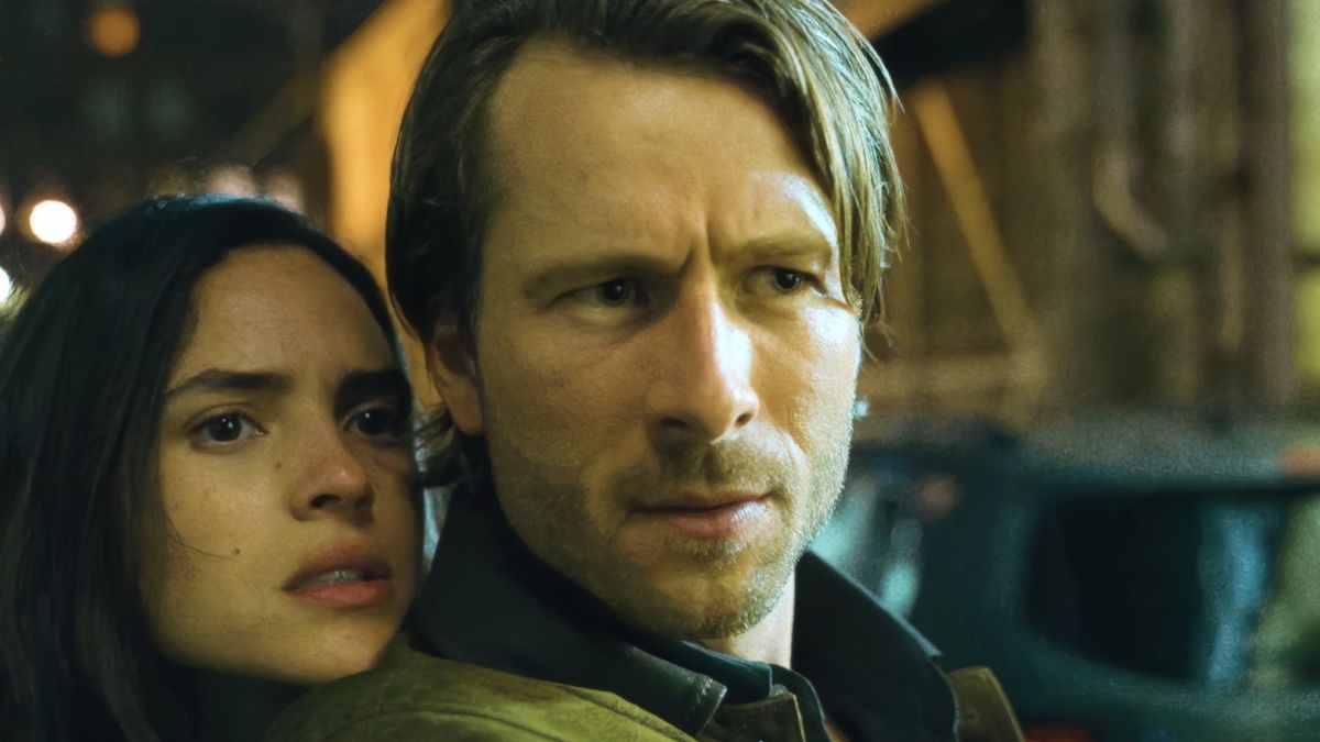 Adria Arjona and Glen Powell in Hit Man