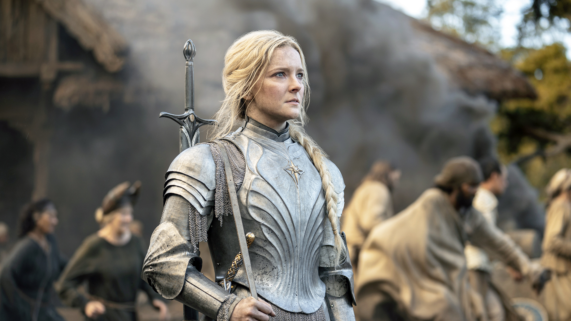 מורפיד קלארק (גלדריאל) נראית מודאגת כשאנשים מאחוריה נמצאים בתנועה בפרק 6 של שר הטבעות: טבעות הכוח